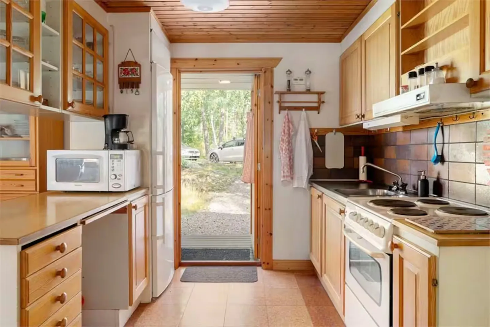 Charmigt hus på Vätö omgivet av lugn och skog – bild 5 av 24