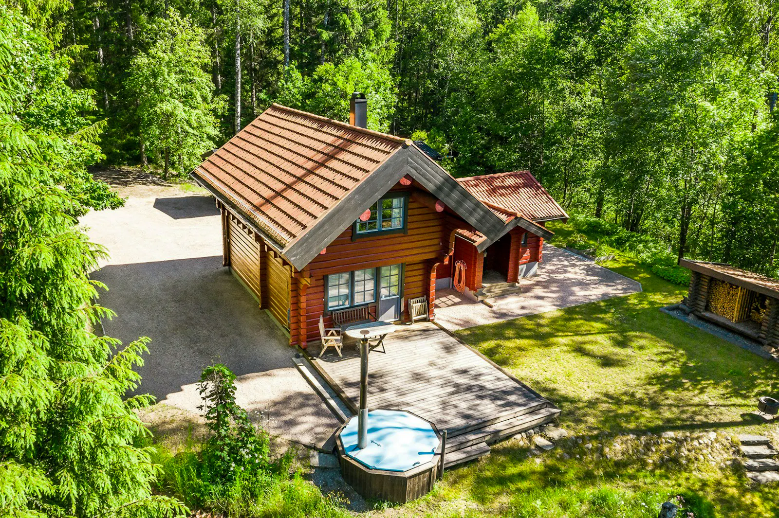 Timmerstuga med bastubad vid sjön i Isaberg – bild 24 av 24