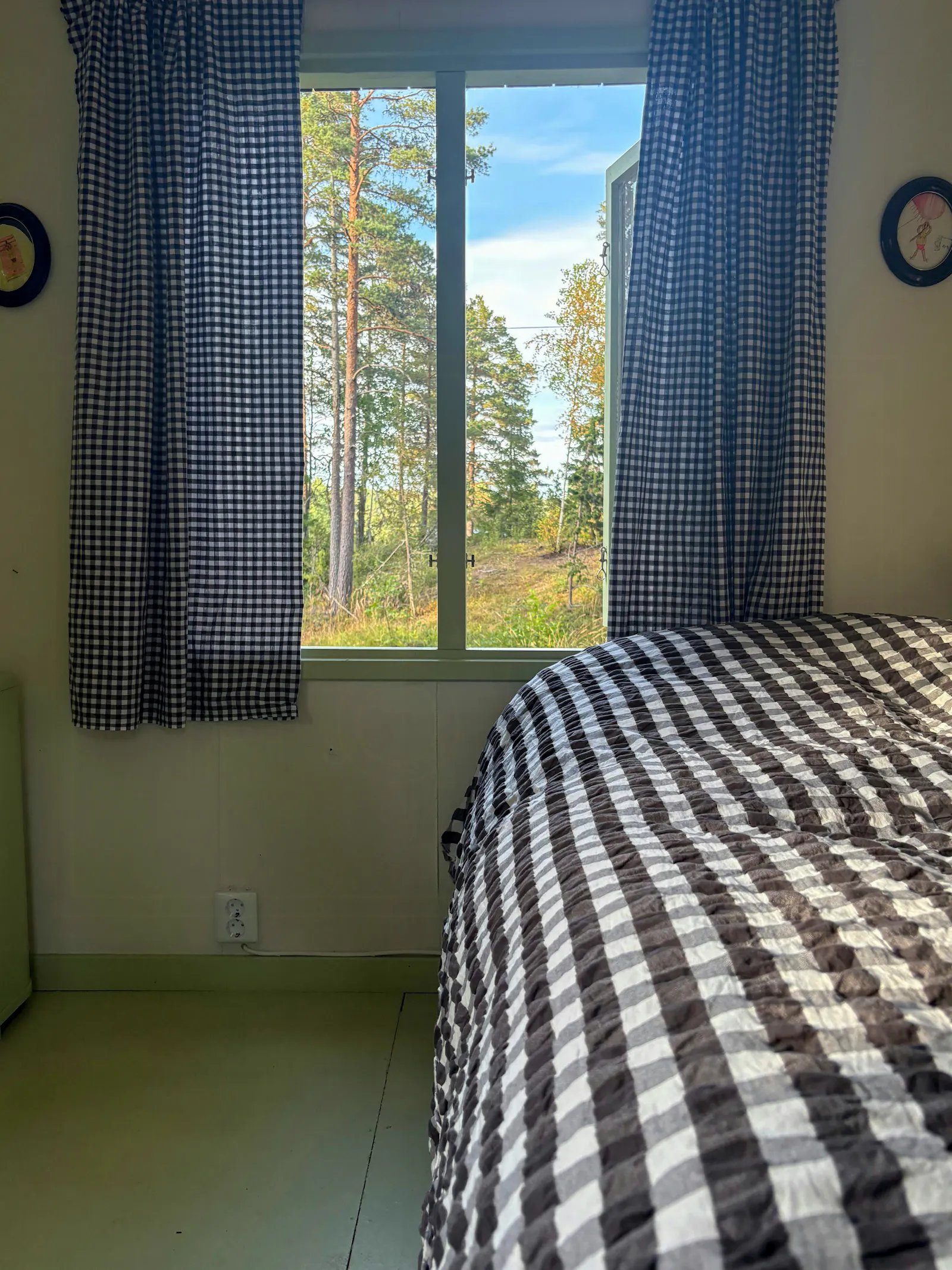 Mysig stuga omgiven av skog och natur – bild 14 av 24