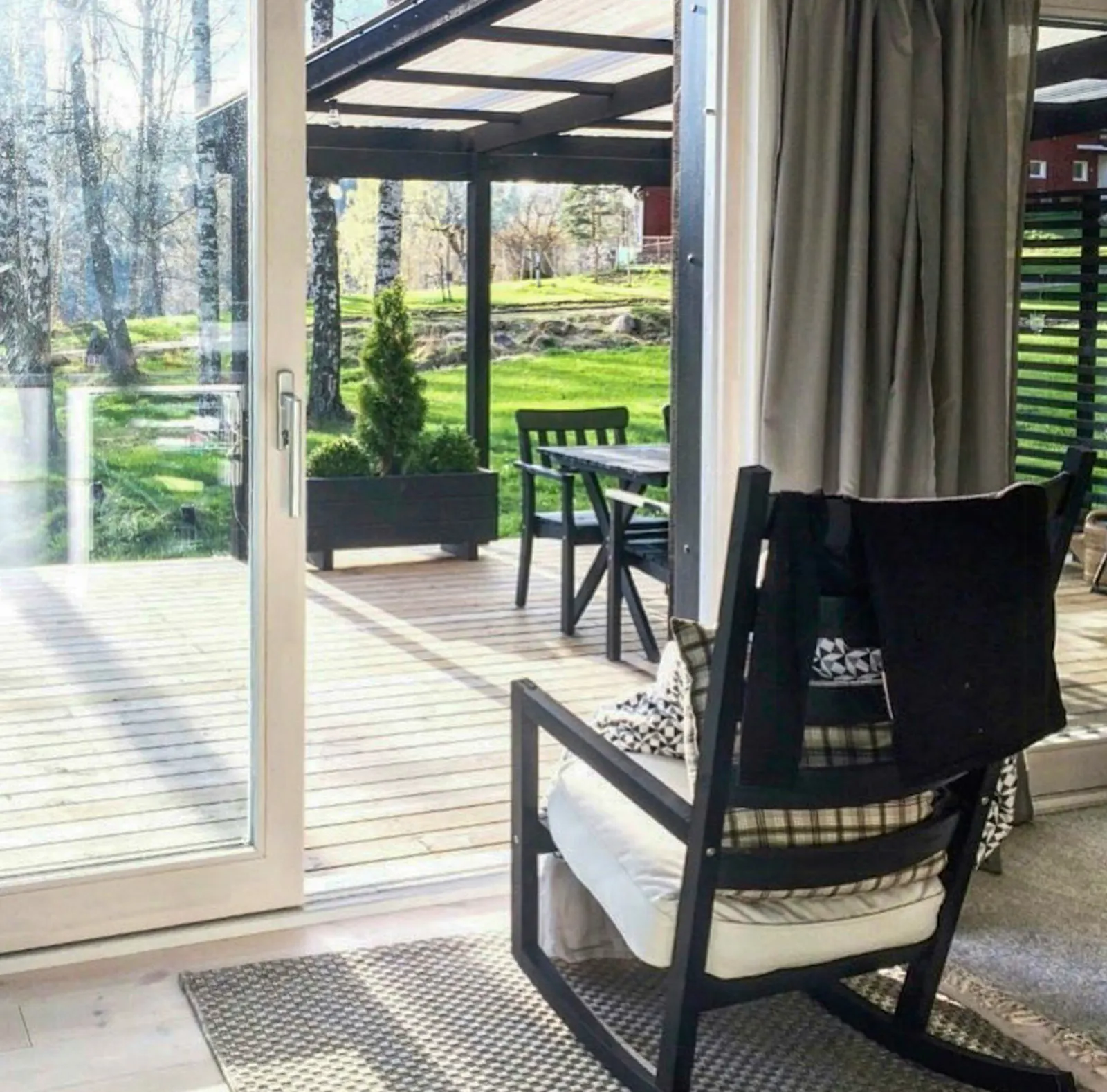 Modern stuga med bastu vid insjön i Bjäsäter – bild 7 av 24