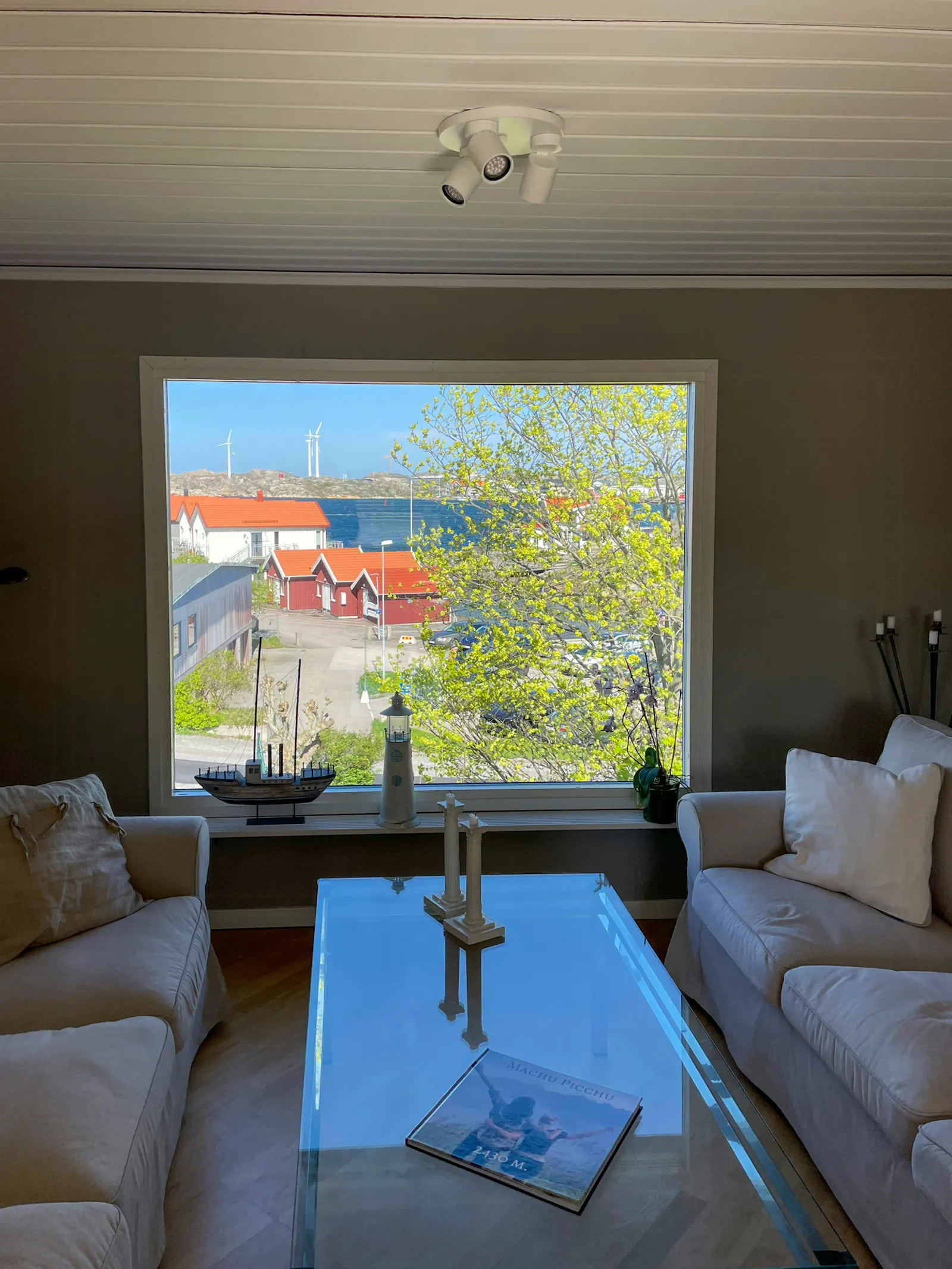 Bergshus med utsikt över Rönnängs skärgård – bild 3 av 24