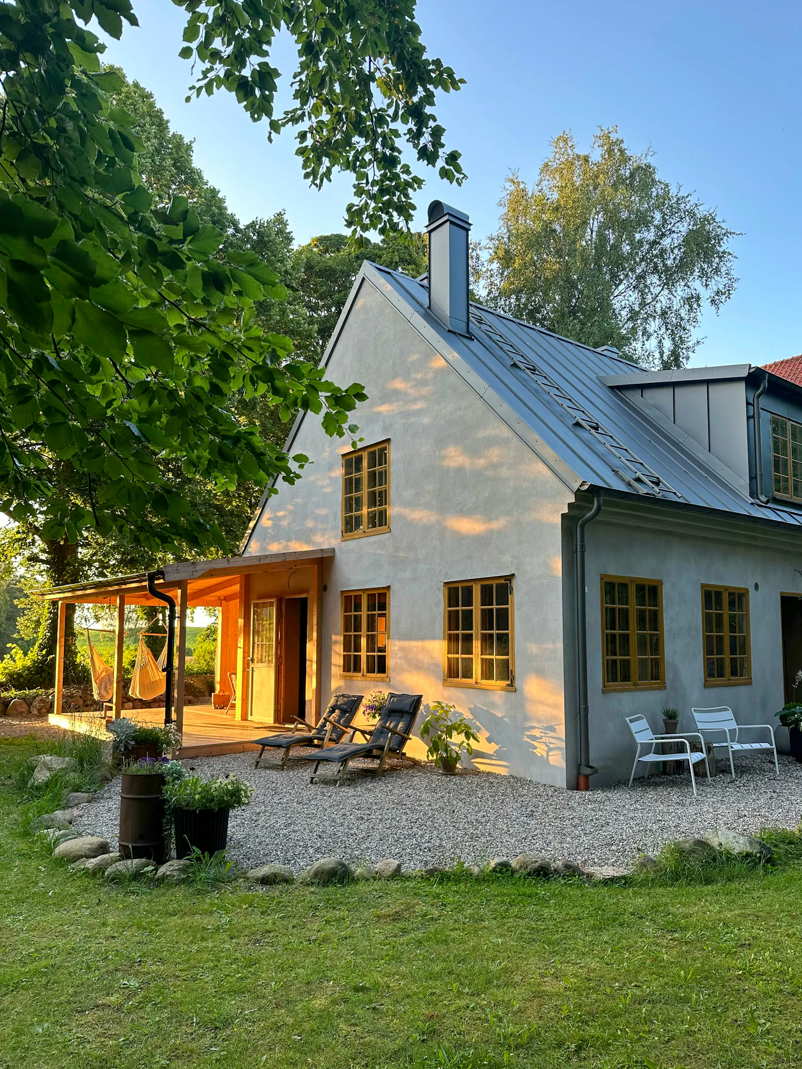 Designat hus med återbrukade detaljer i Österlen – bild 3 av 24