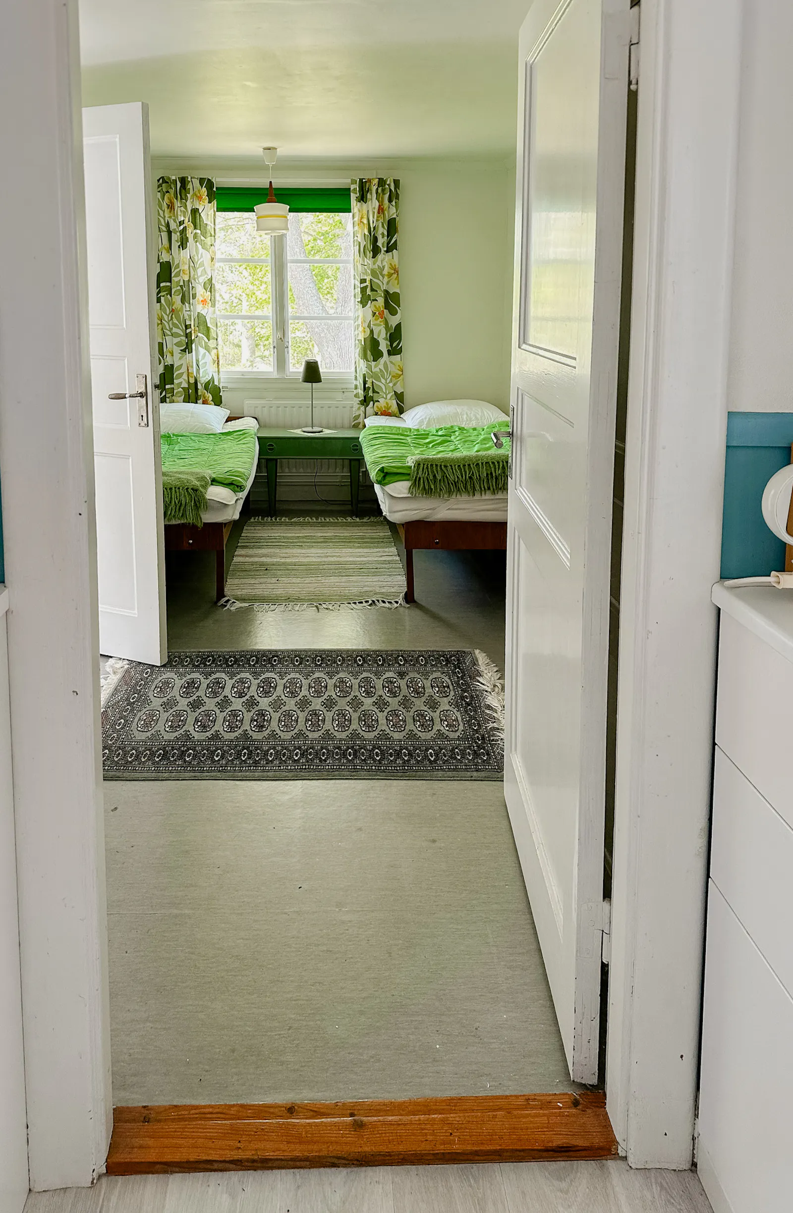 Traditionellt rött hus vid sjön i Småland – bild 24 av 24