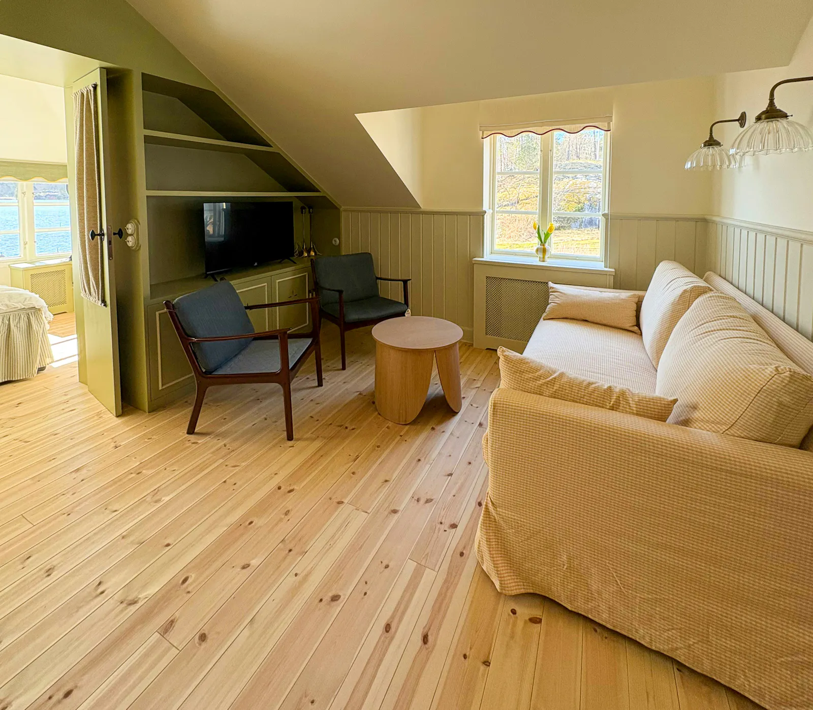 Nyrenoverat hus vid havet på Värmdö – bild 13 av 24