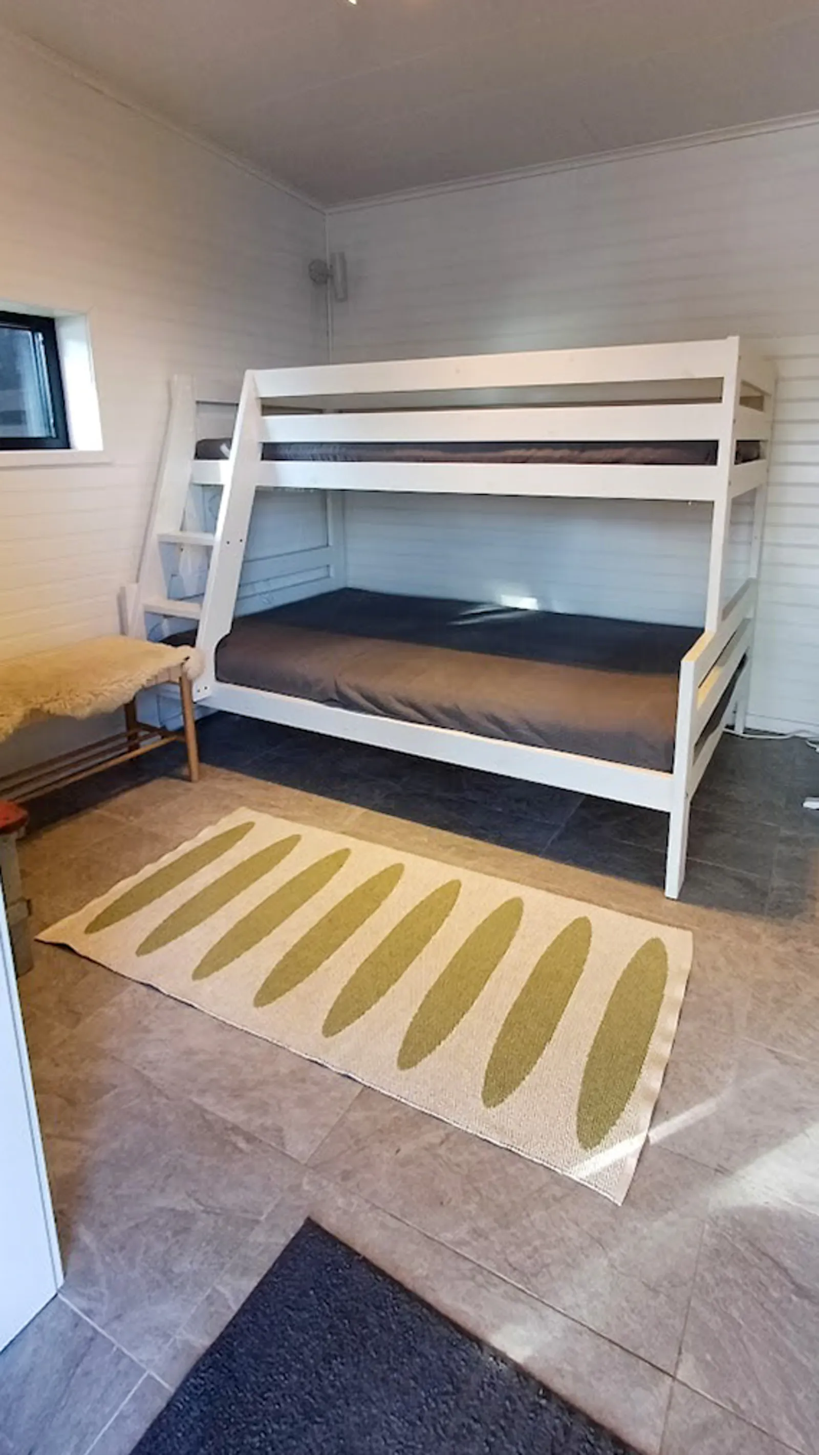 Stuga med sjöutsikt och båtliv vid Storsjön – bild 10 av 24