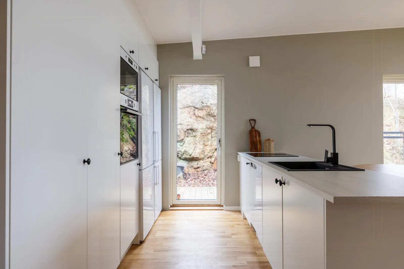 Modern skogsvilla med havsutsikt och bastu – bild 3 av 24
