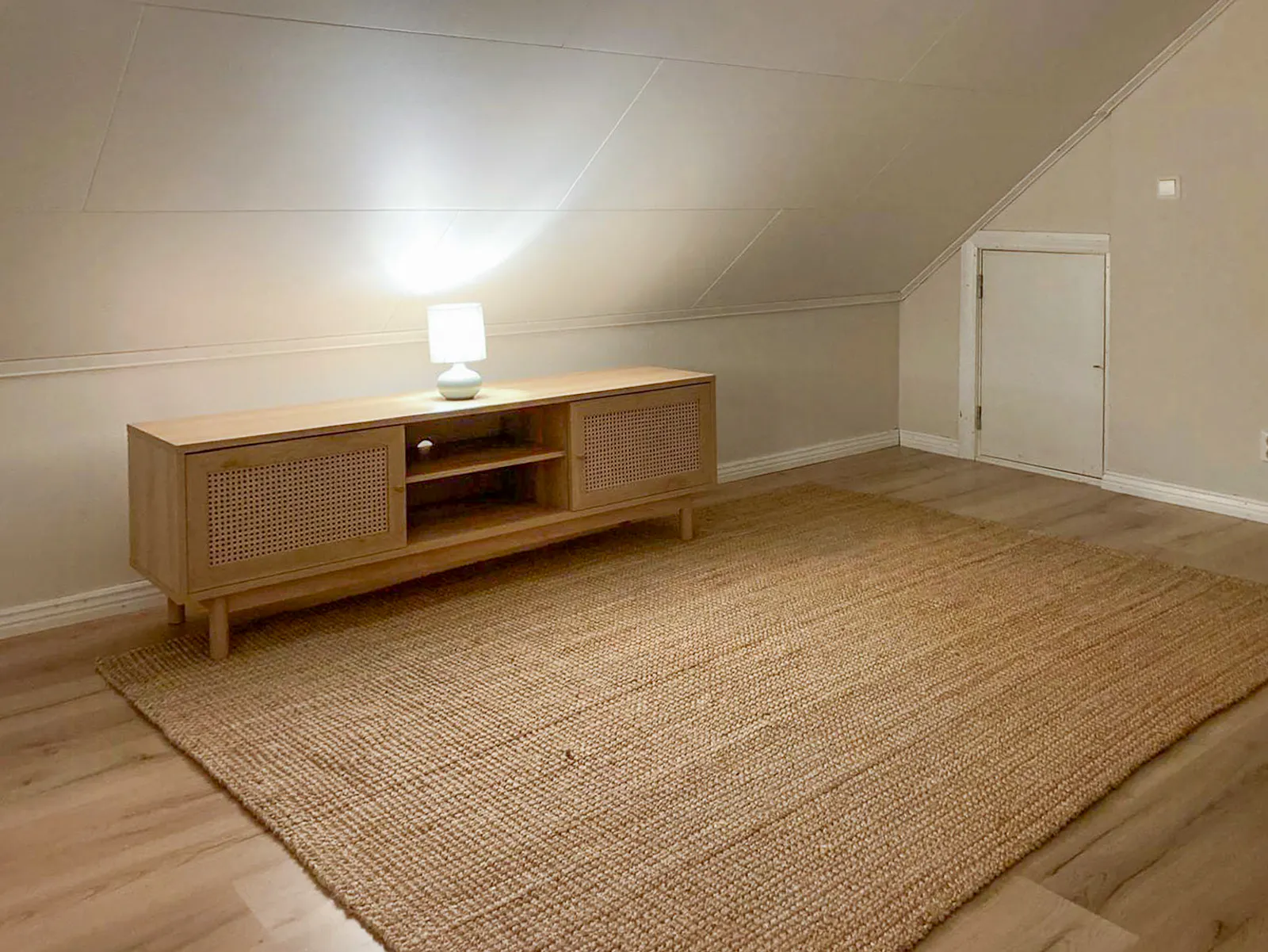 Mysigt svenskt hus vid Fryken med öppen spis – bild 14 av 24