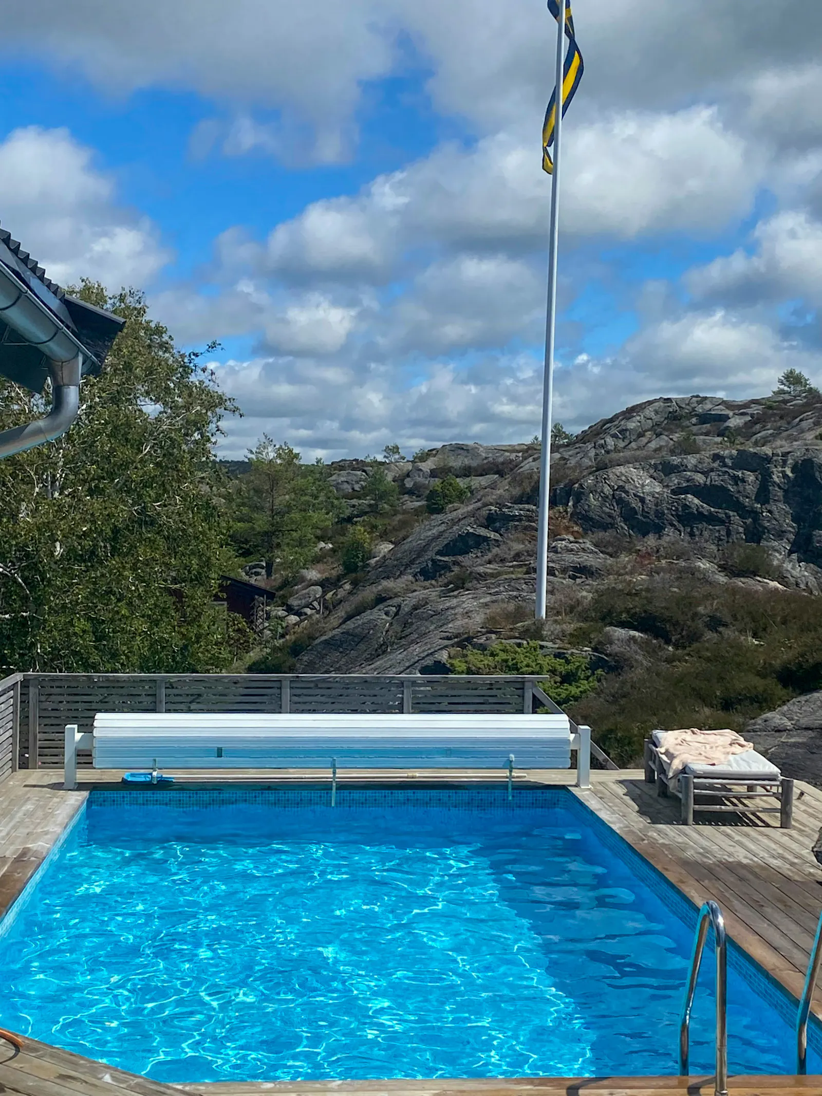 Havsnära hus med pool vid Hällevikstrand – bild 23 av 24