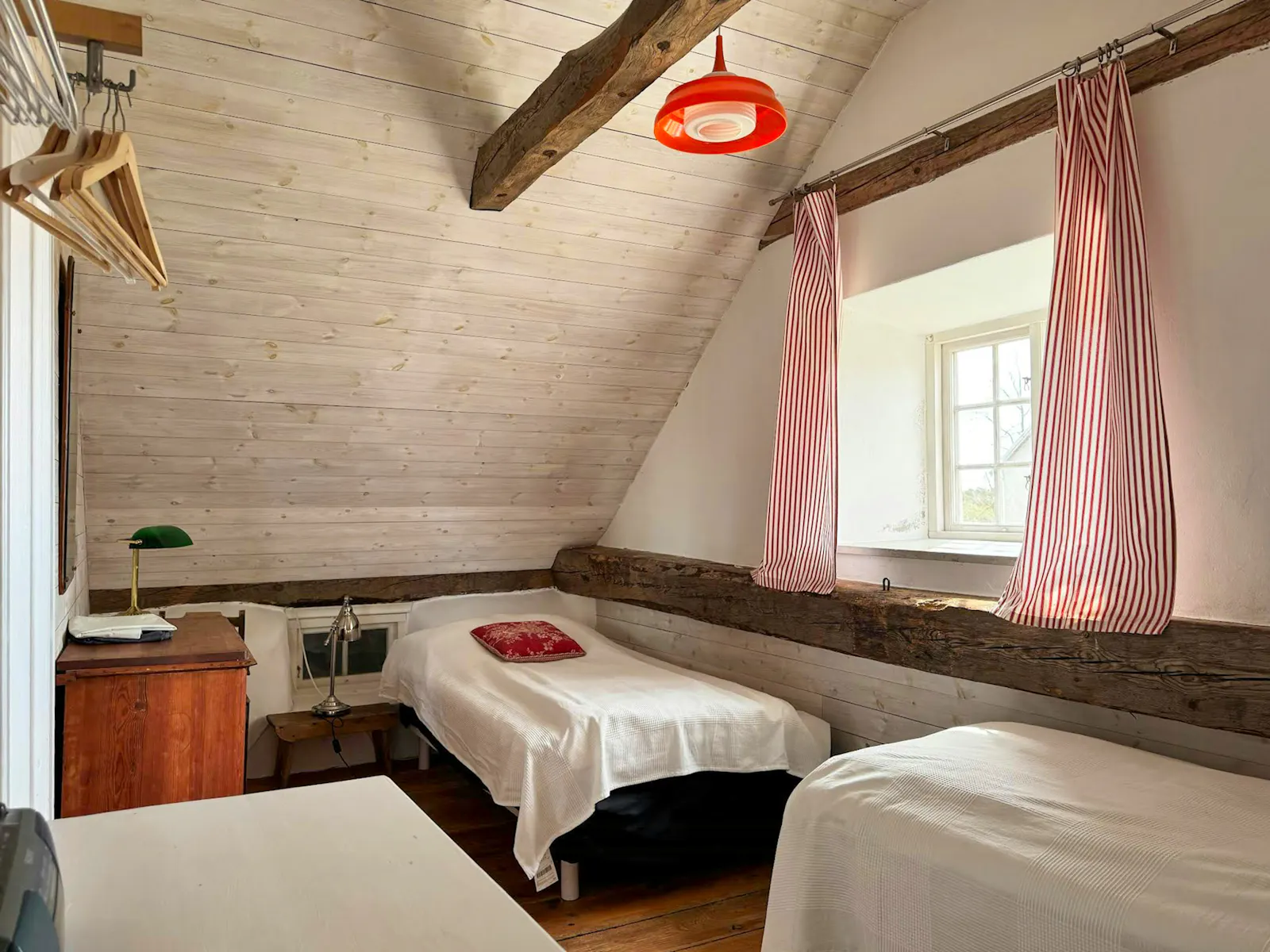 Traditionellt gårdshus vid Dämba sjö på Fårö – bild 13 av 19