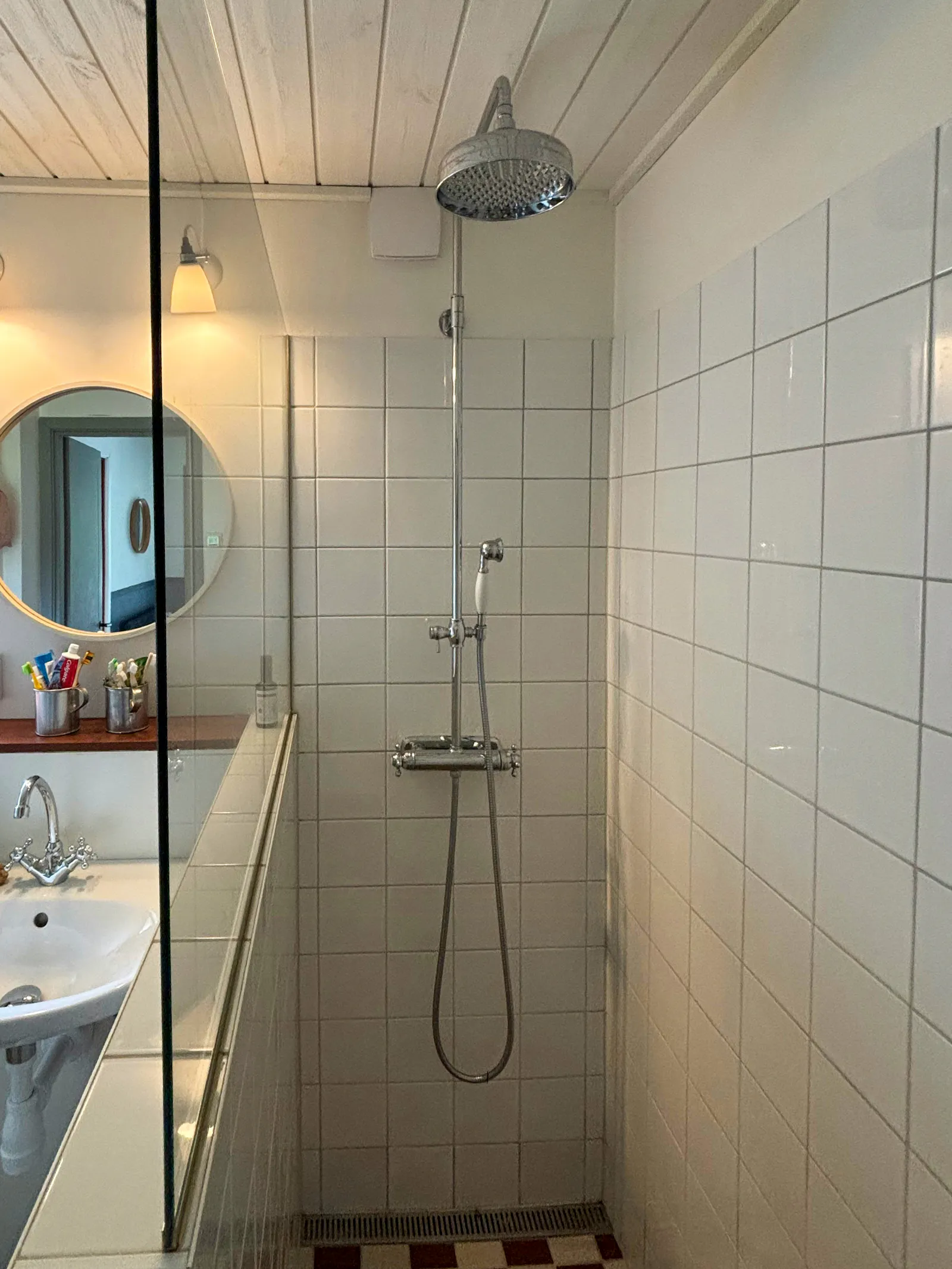 Två mysiga hus i ett naturskönt område med sjö – bild 23 av 24