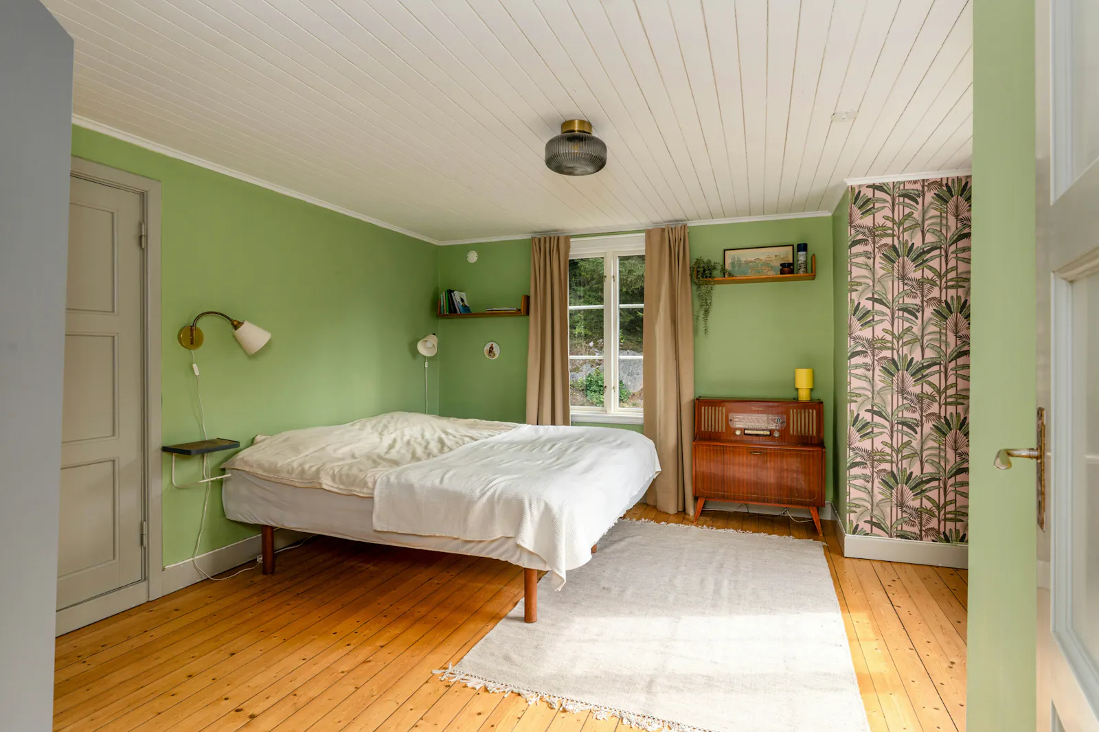 Varmt trähus med piano, rådjur och skogsstigar – bild 16 av 24