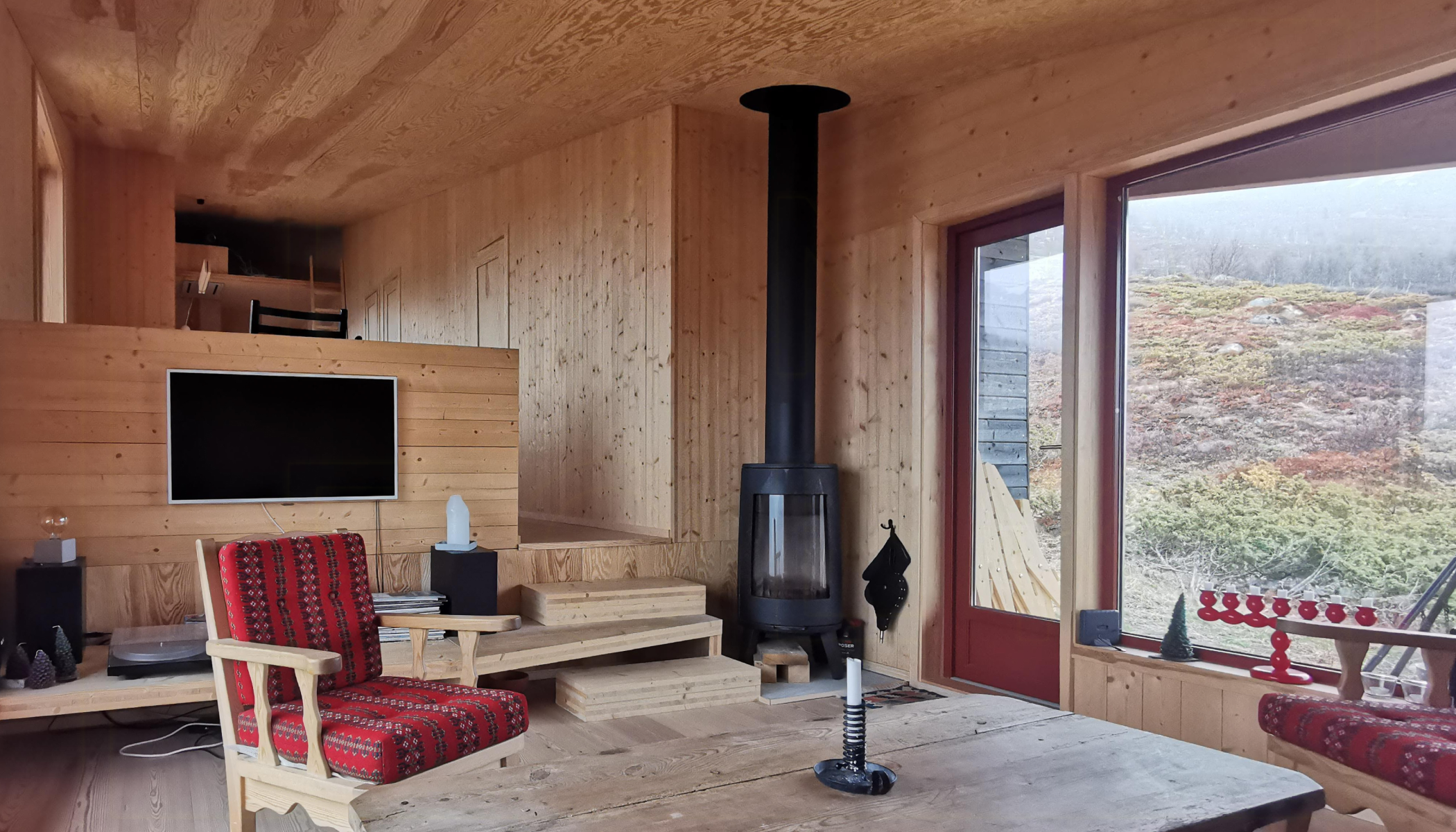 Erhole Dich in einem Ferienhaus im idyllischen Stil, umgeben von einer grünen Baumkulisse