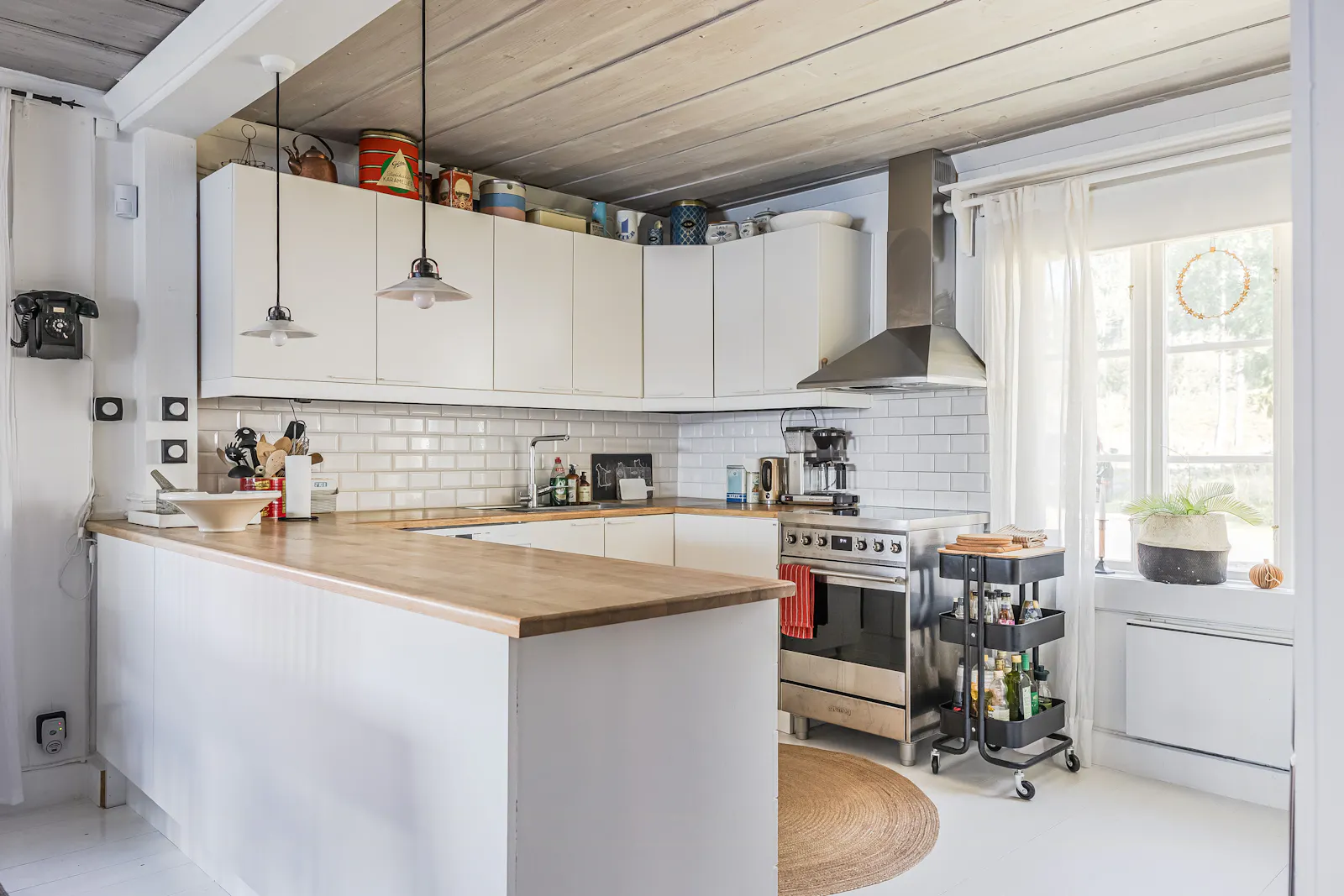 Lantlig stuga med panoramautsikt över Hansesjön – bild 5 av 24
