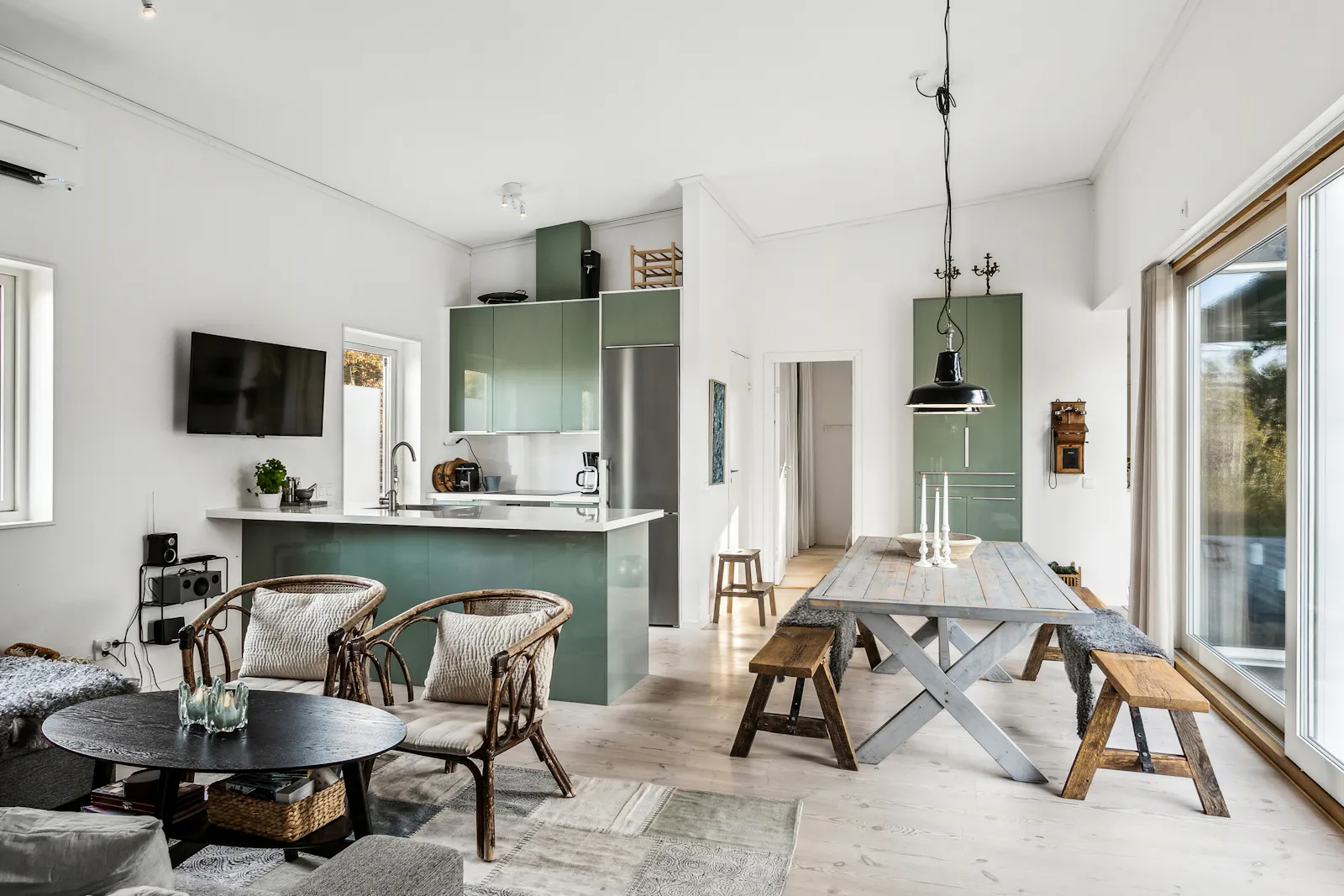 Arkitektritat hus i Fröjel nära stranden – bild 9 av 24