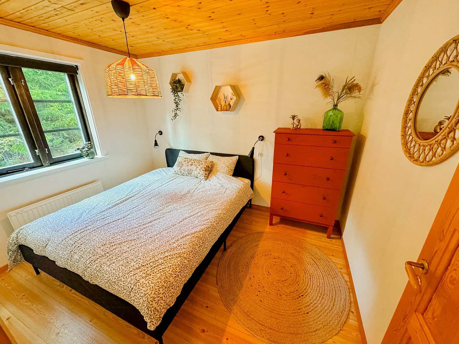 Rött skogshus med bastu nära Sunne – bild 16 av 24