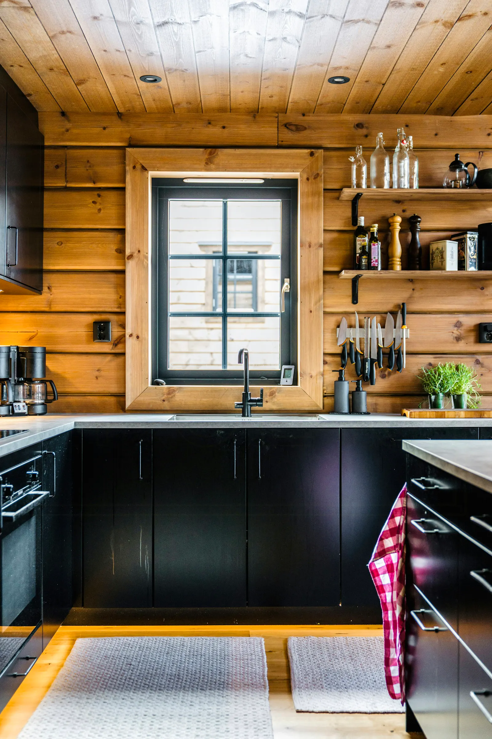 Fjällstuga med hög takhöjd och plats för 11 gäster – bild 7 av 24
