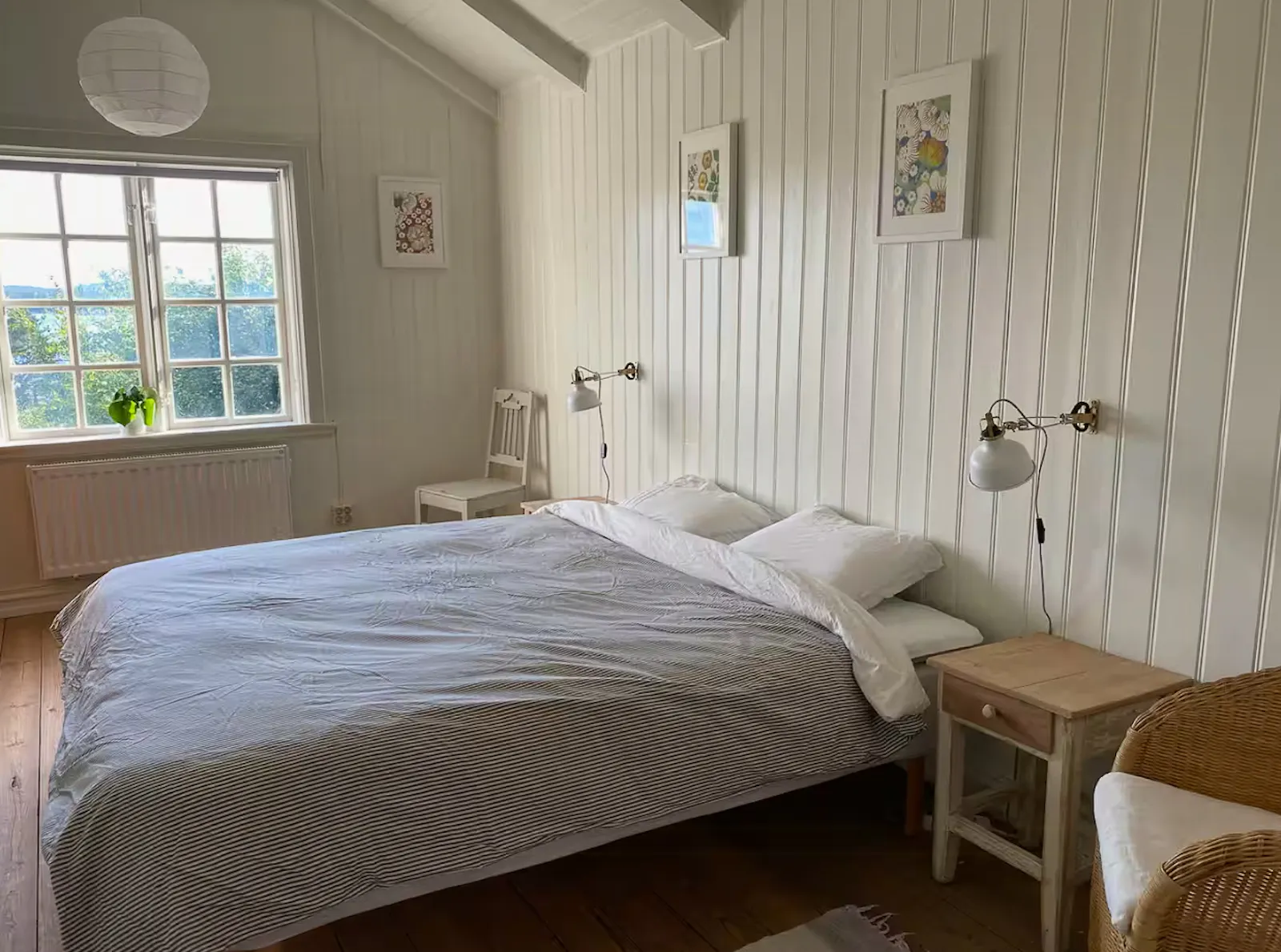 Trästuga vid en vacker sjö nära Vättern – bild 17 av 24