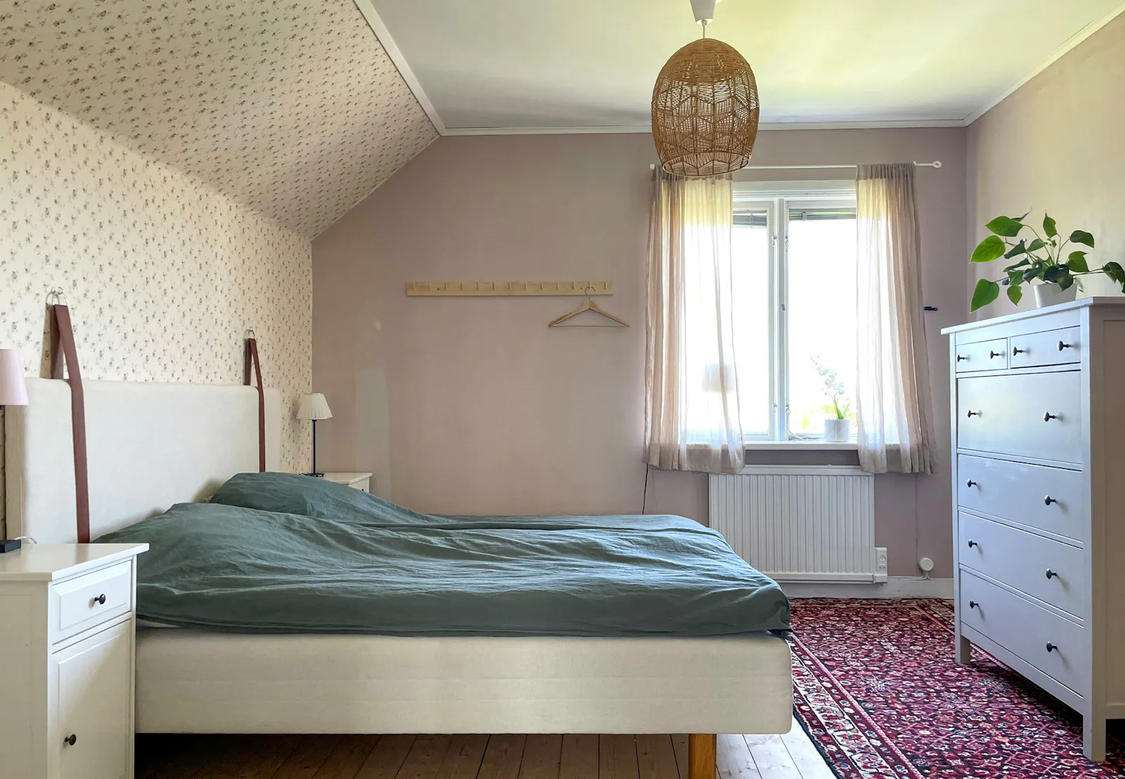 En lugn oas med härlig villaträdgård – bild 14 av 24