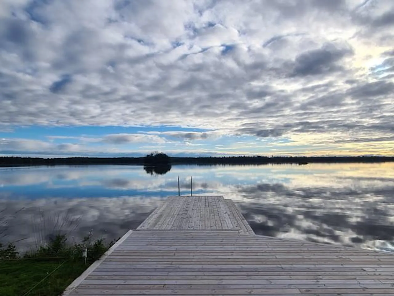 Stuga med strandtomt, båt och brygga i Småland – bild 20 av 24