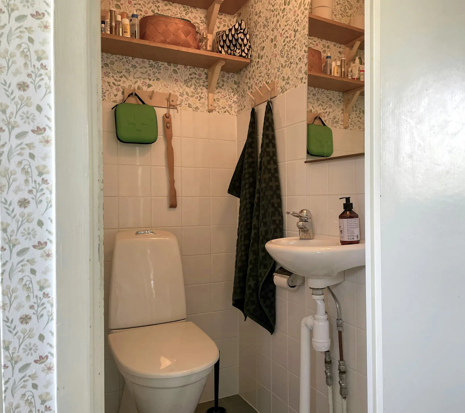 En lugn oas med härlig villaträdgård – bild 17 av 24