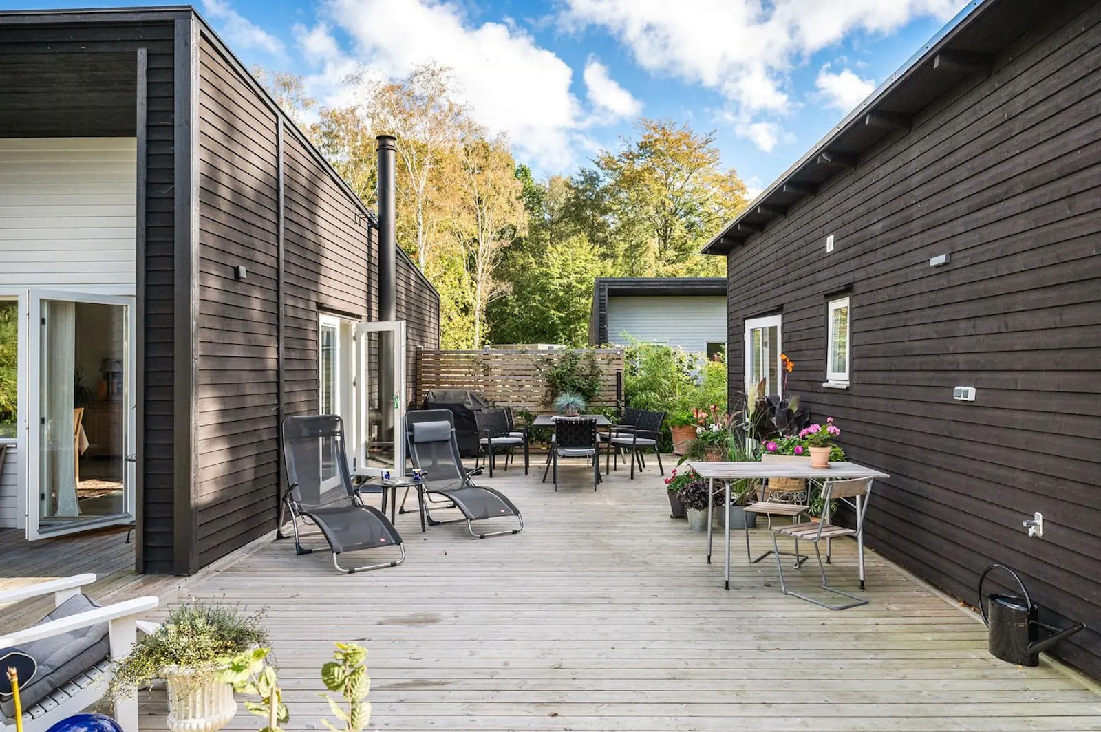 Nybyggt arkitektritat hus vid havet i Sandviken – bild 17 av 23