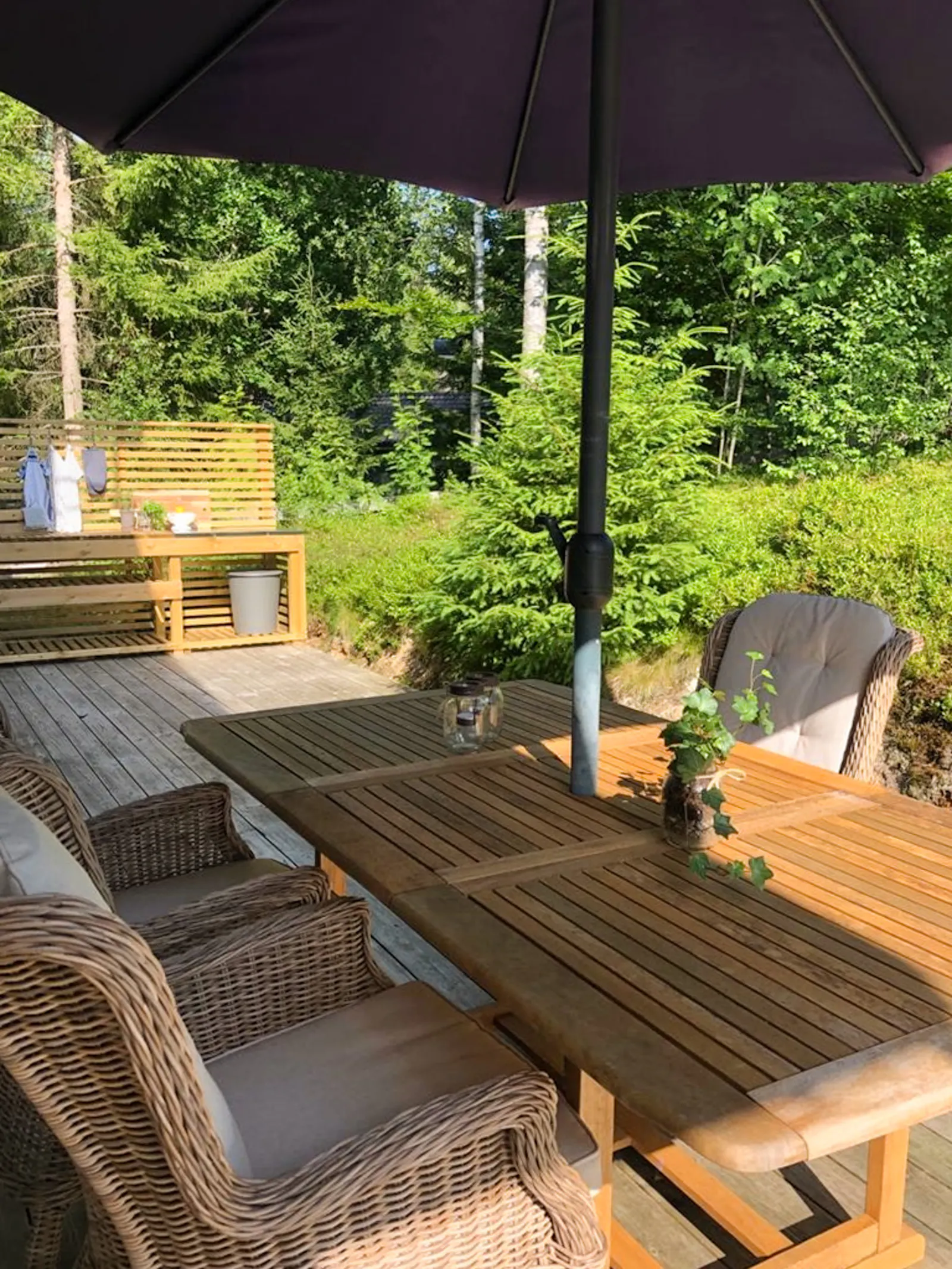 Modernt stenhus med badtunna i Åsljunga skog – bild 21 av 24