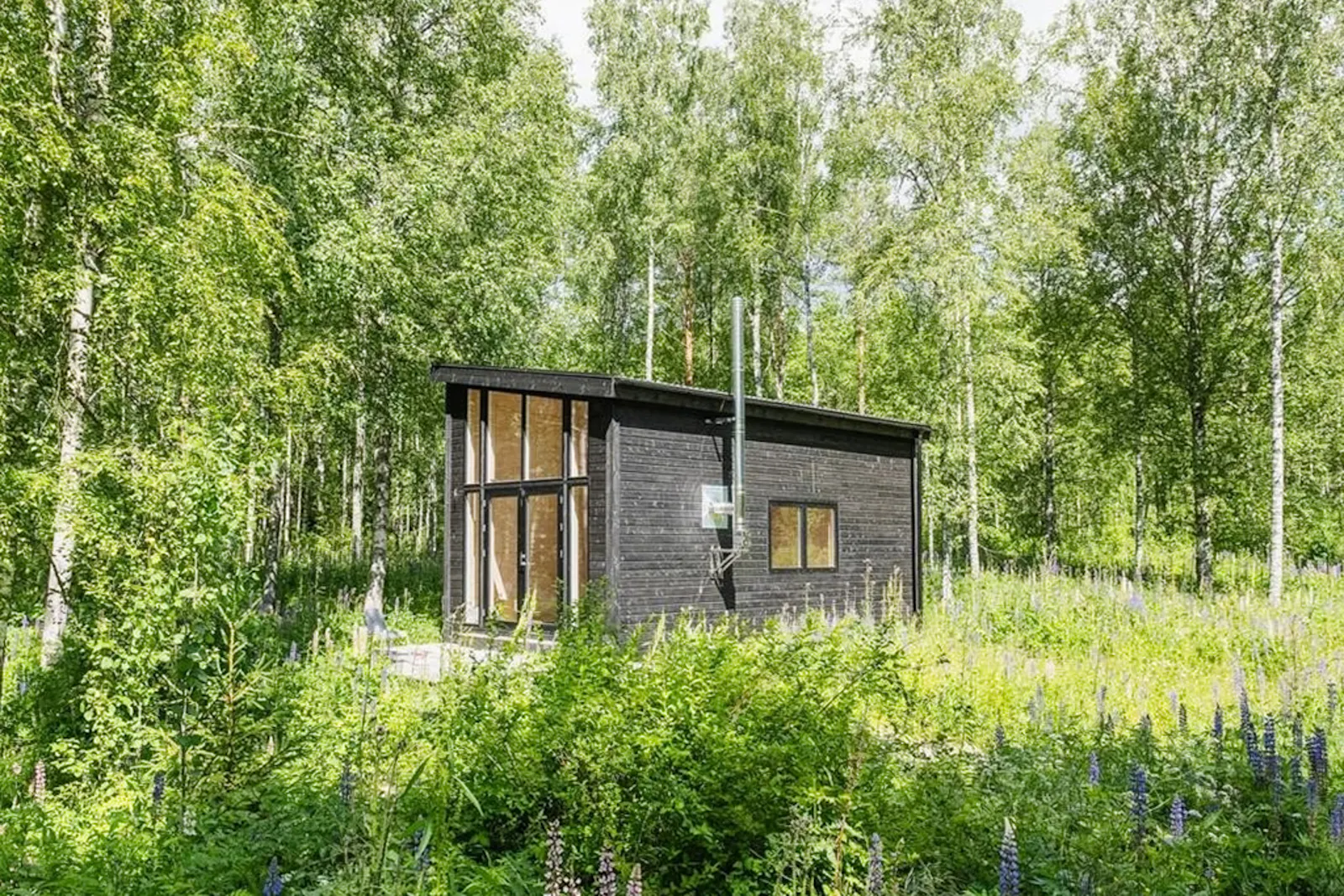 Minimalistisk stuga med skogsutsikt i Arvika – bild 16 av 19