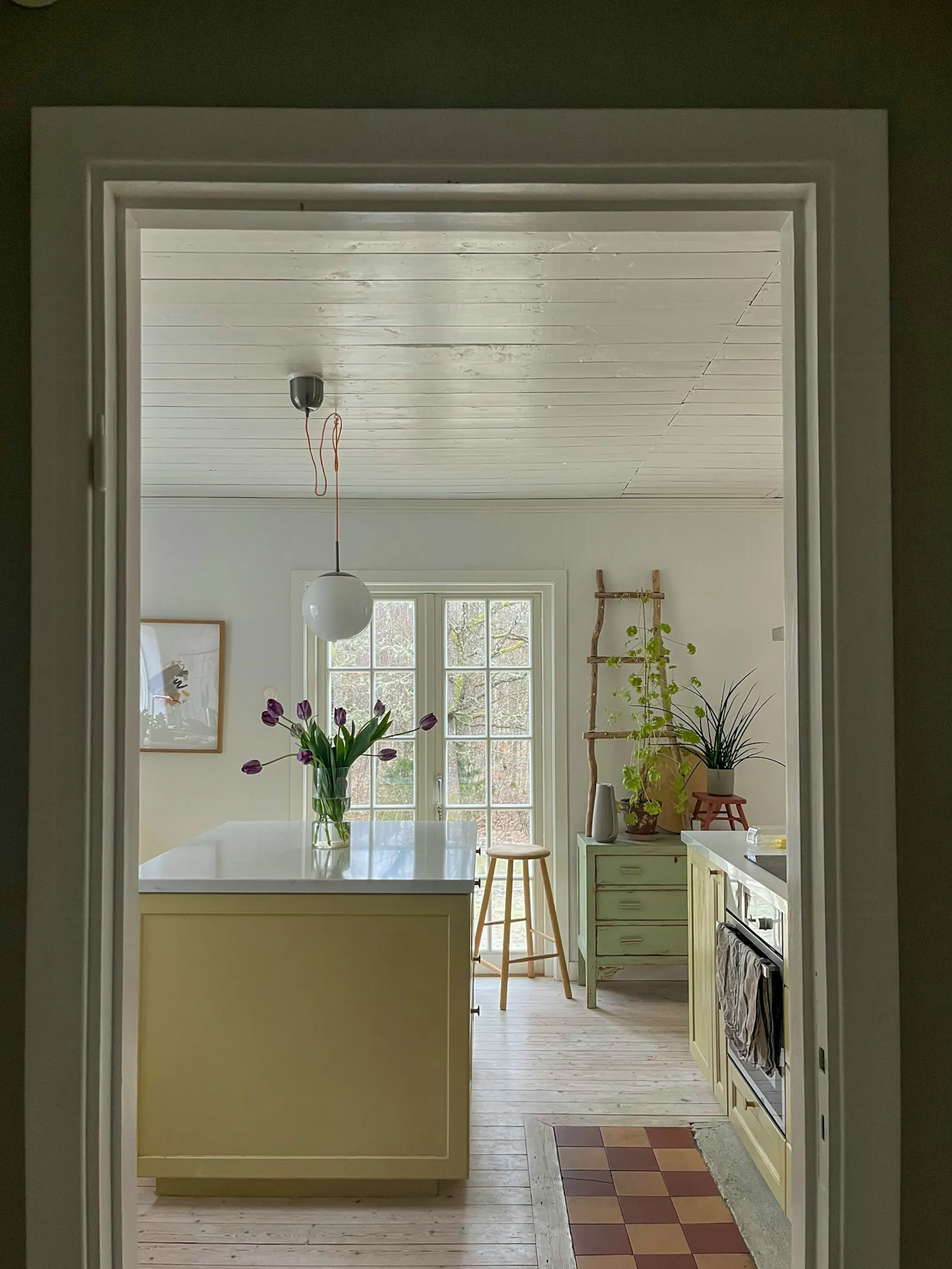 Mysigt hus omgivet av naturen – bild 2 av 17