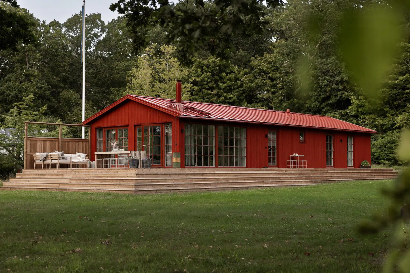 Drömgård i Stora Rör med lantlig idyll nära bad – bild 2 av 18