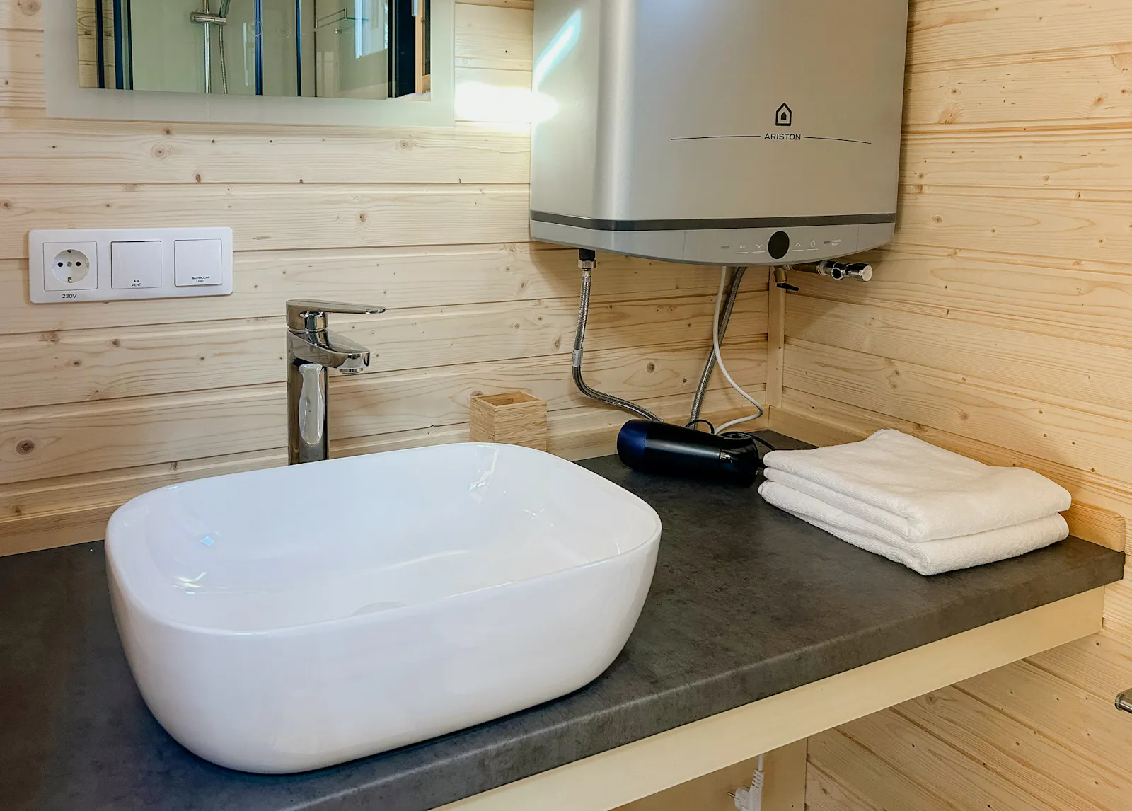 Minihus mellan åkrar och hav på Vässingsö – bild 14 av 24