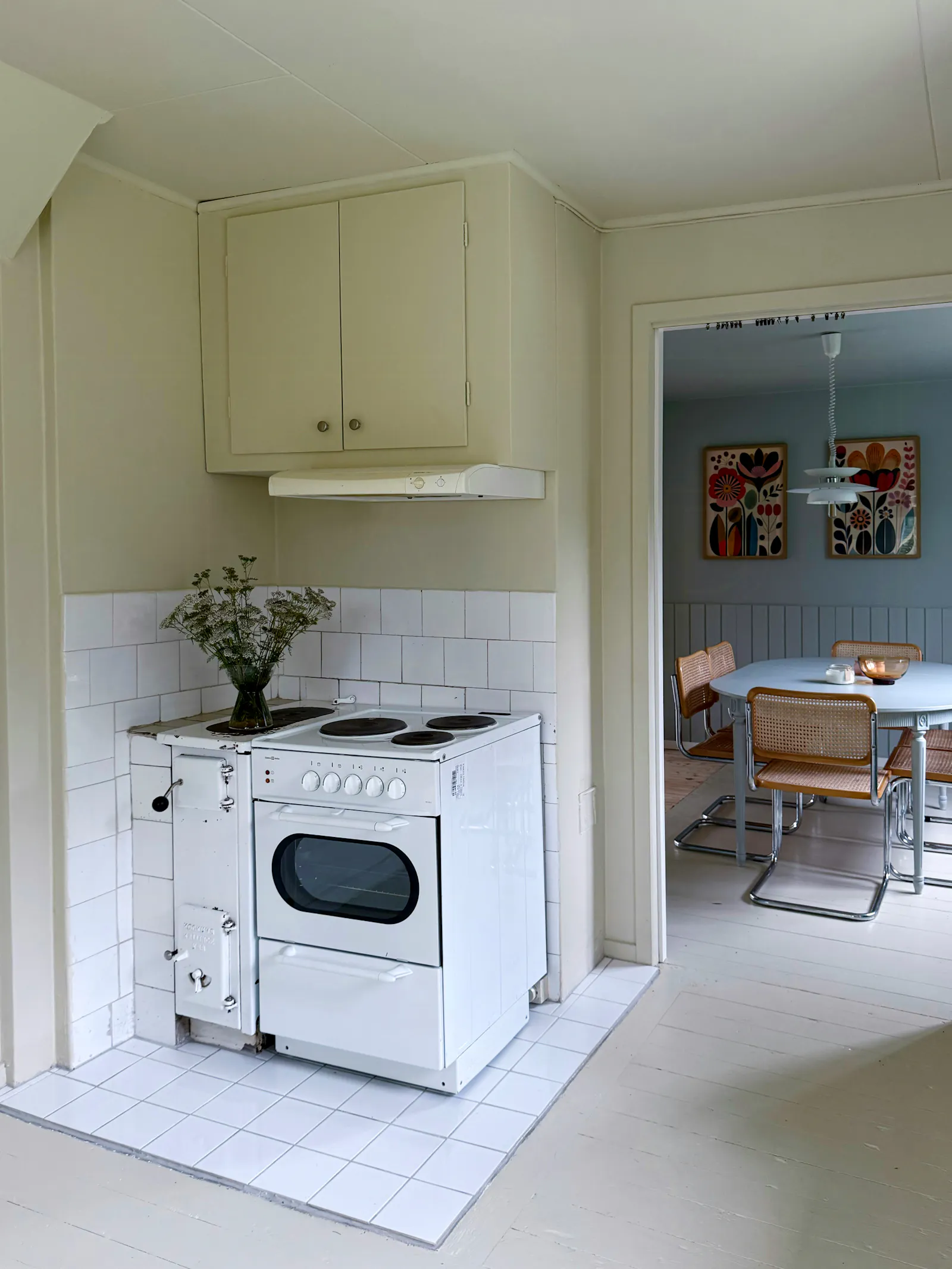 Klassiskt svenskt trähus nära havet och skogen – bild 6 av 24