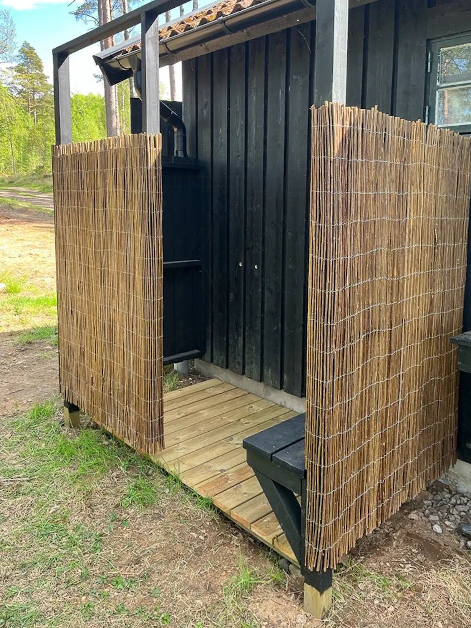 Stuga vid Simlången med utsikt över vattnet – bild 21 av 24
