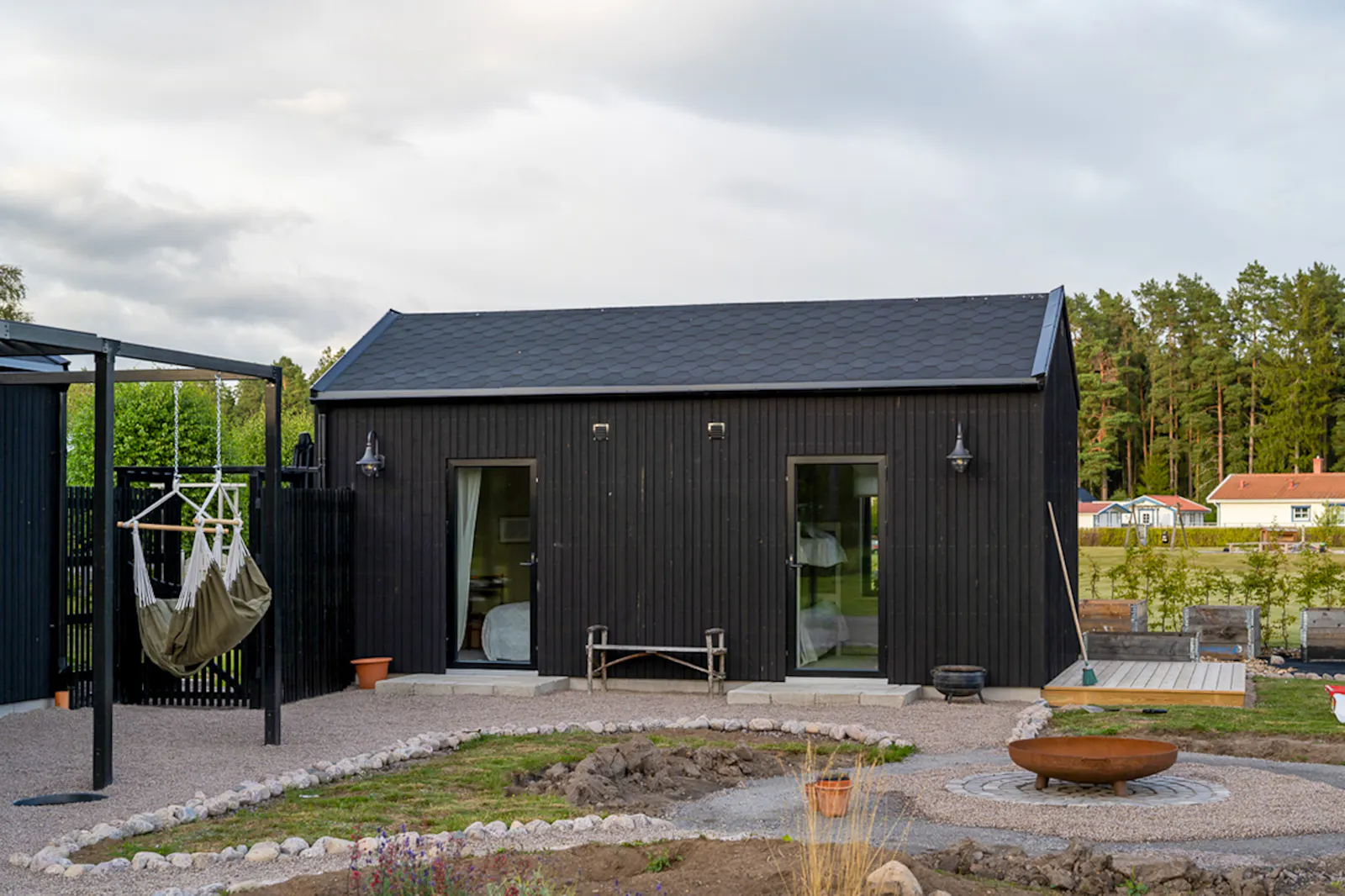 Designad stuga med gästhus vid Mullsjön – bild 19 av 24