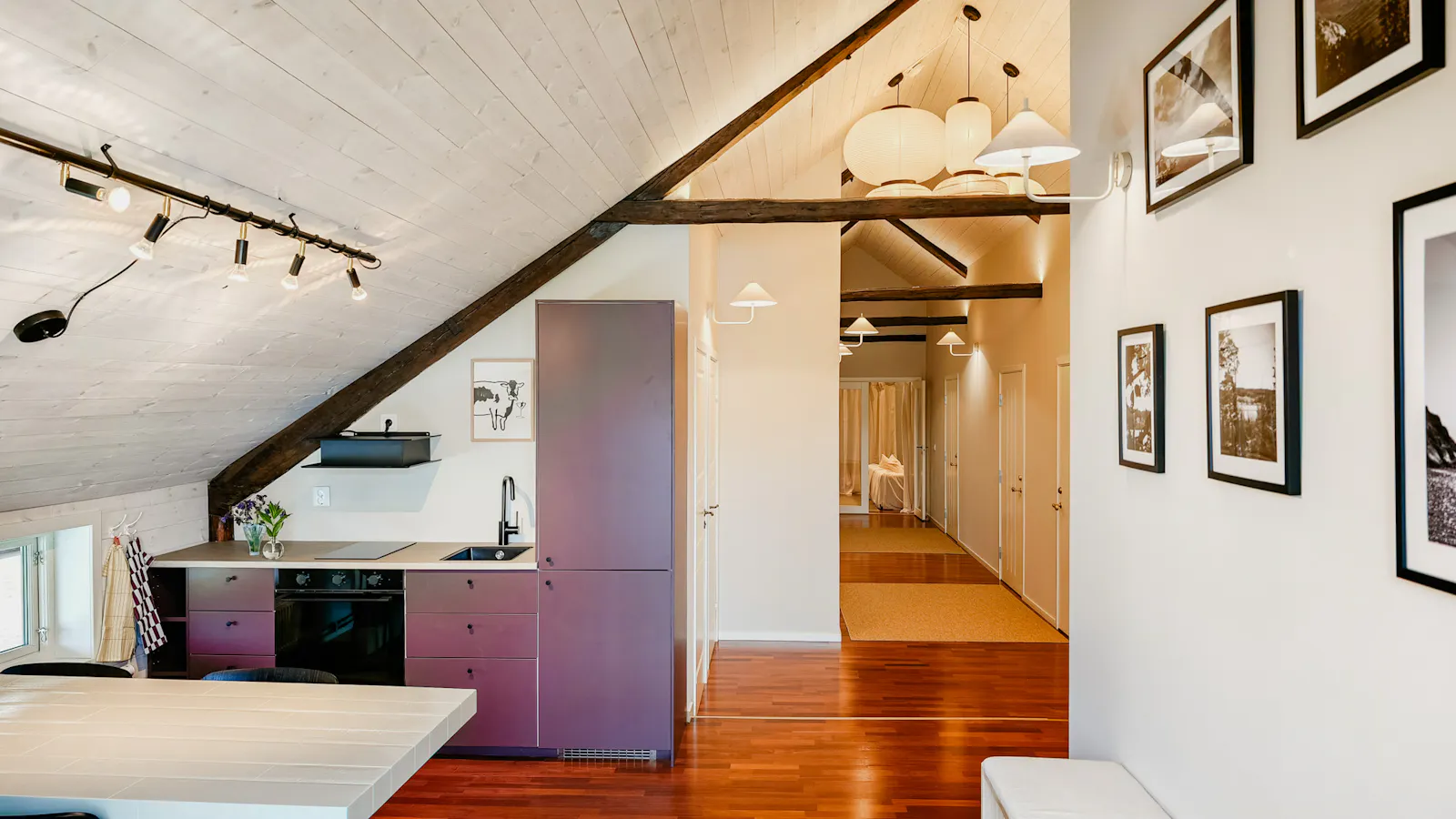 Modern bondgårdslägenhet med pool, bastu & biosal – bild 6 av 24