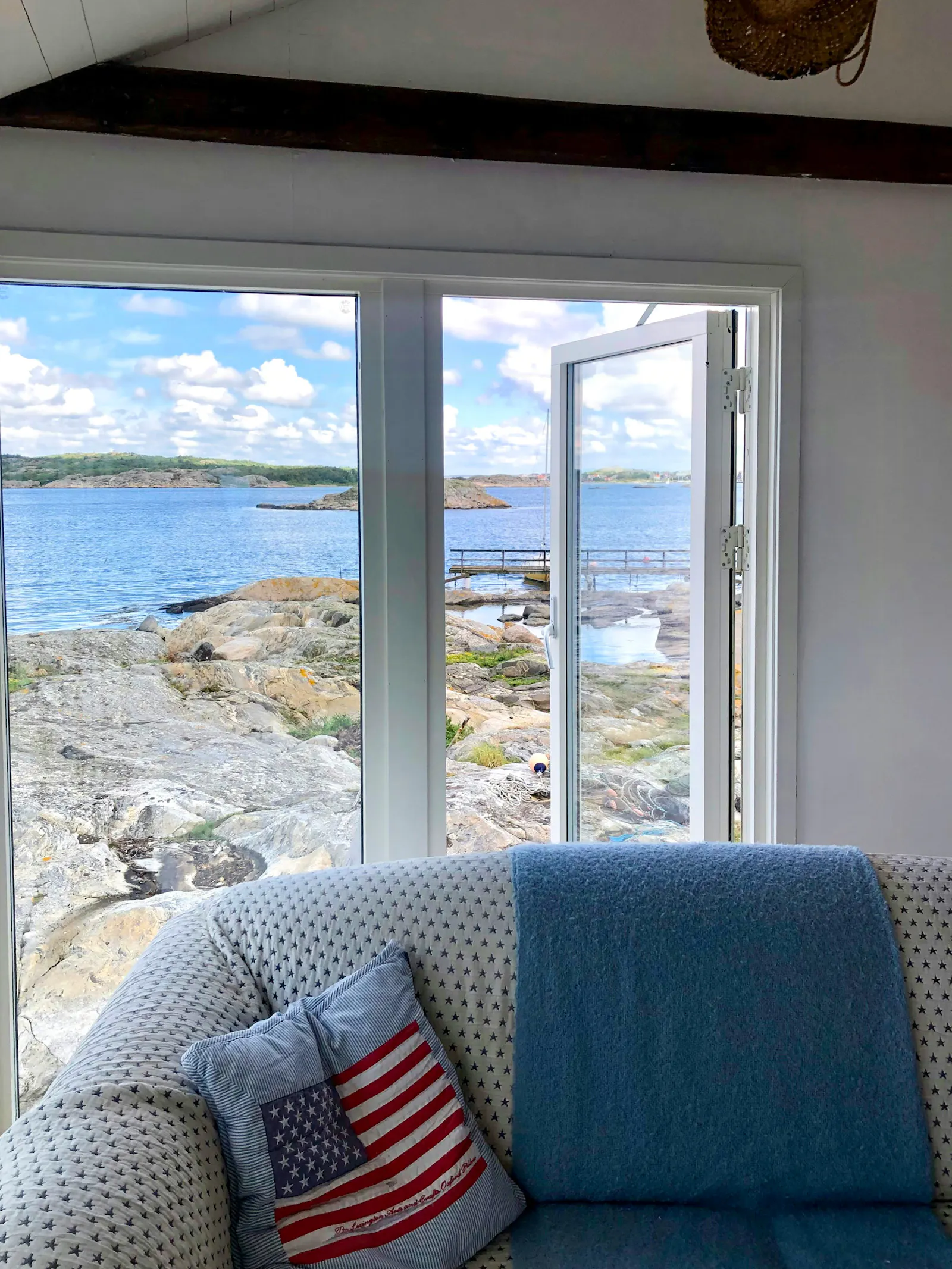 Stuga med havsutsikt på skärgårdsön Kårholmen – bild 6 av 13