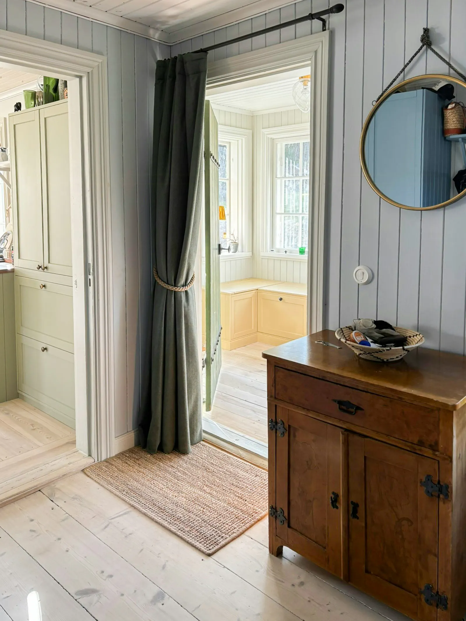 Renoverad villa från 1916 vid sjön i Nykvarn – bild 12 av 24