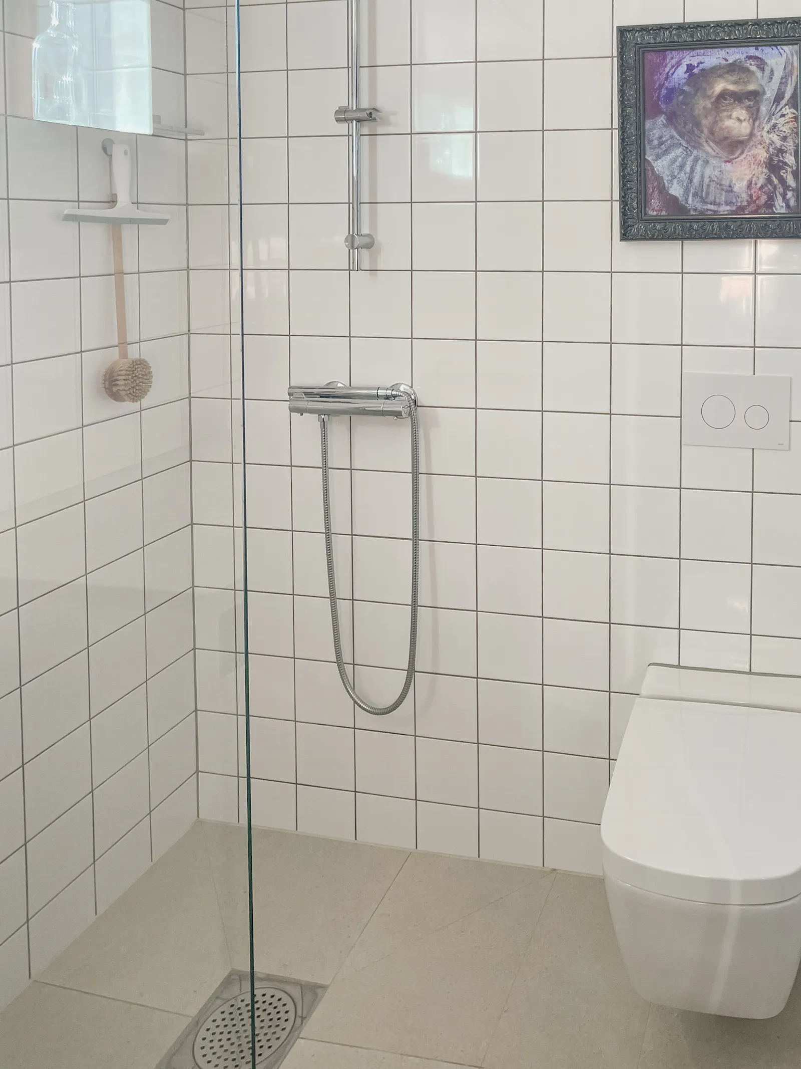 Modernt trähus bland äppelträd med havsutsikt – bild 17 av 21