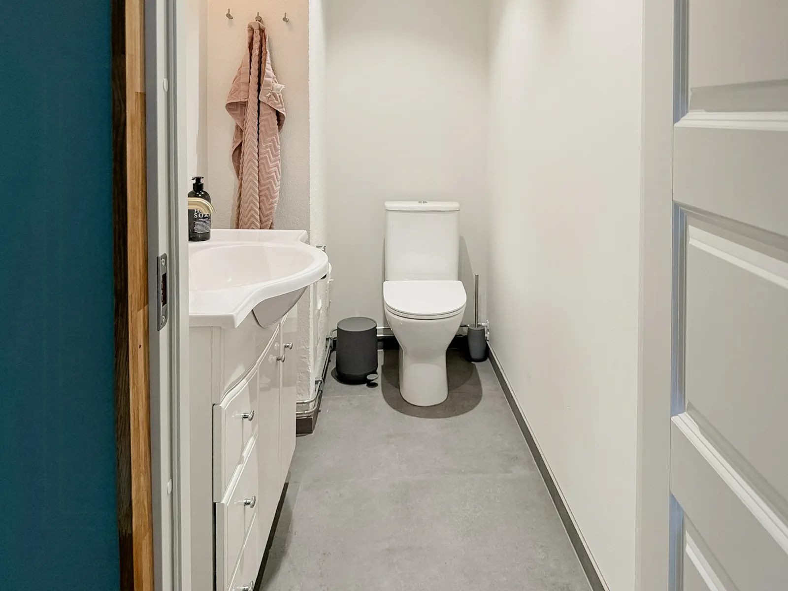 En gammal vattenkvarn vid en bäck och en vacker skog – bild 23 av 24