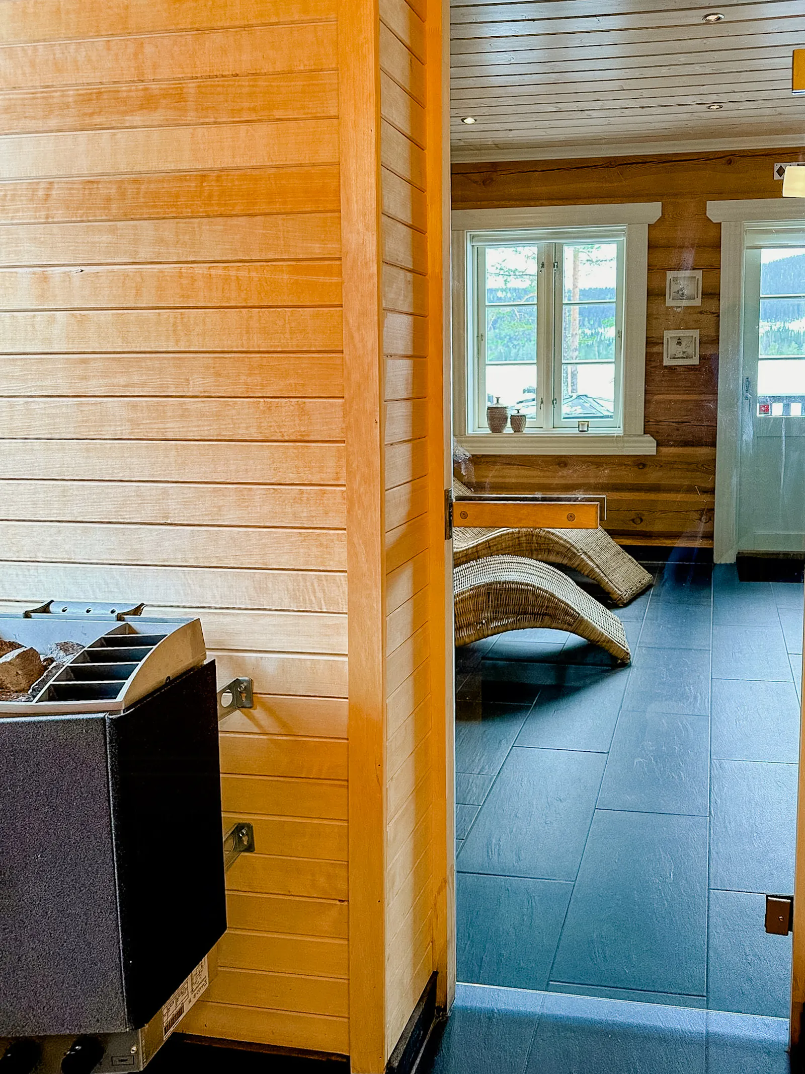 Handbyggt timmerhus vid sjön i Vemdalen – bild 16 av 18