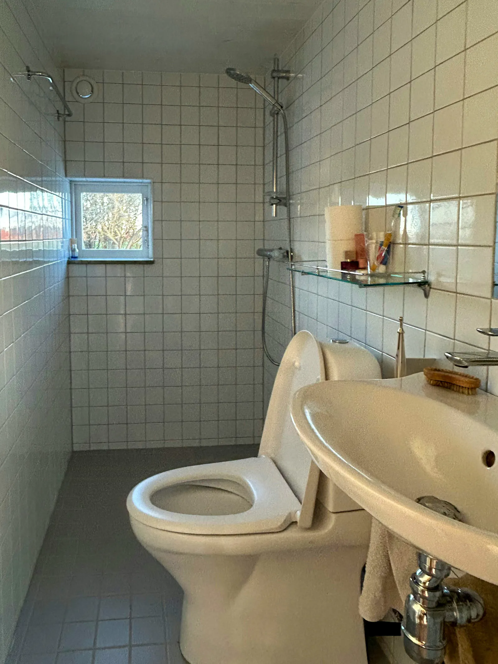 Litet hus bland äppelträd nära Vättern – bild 11 av 19