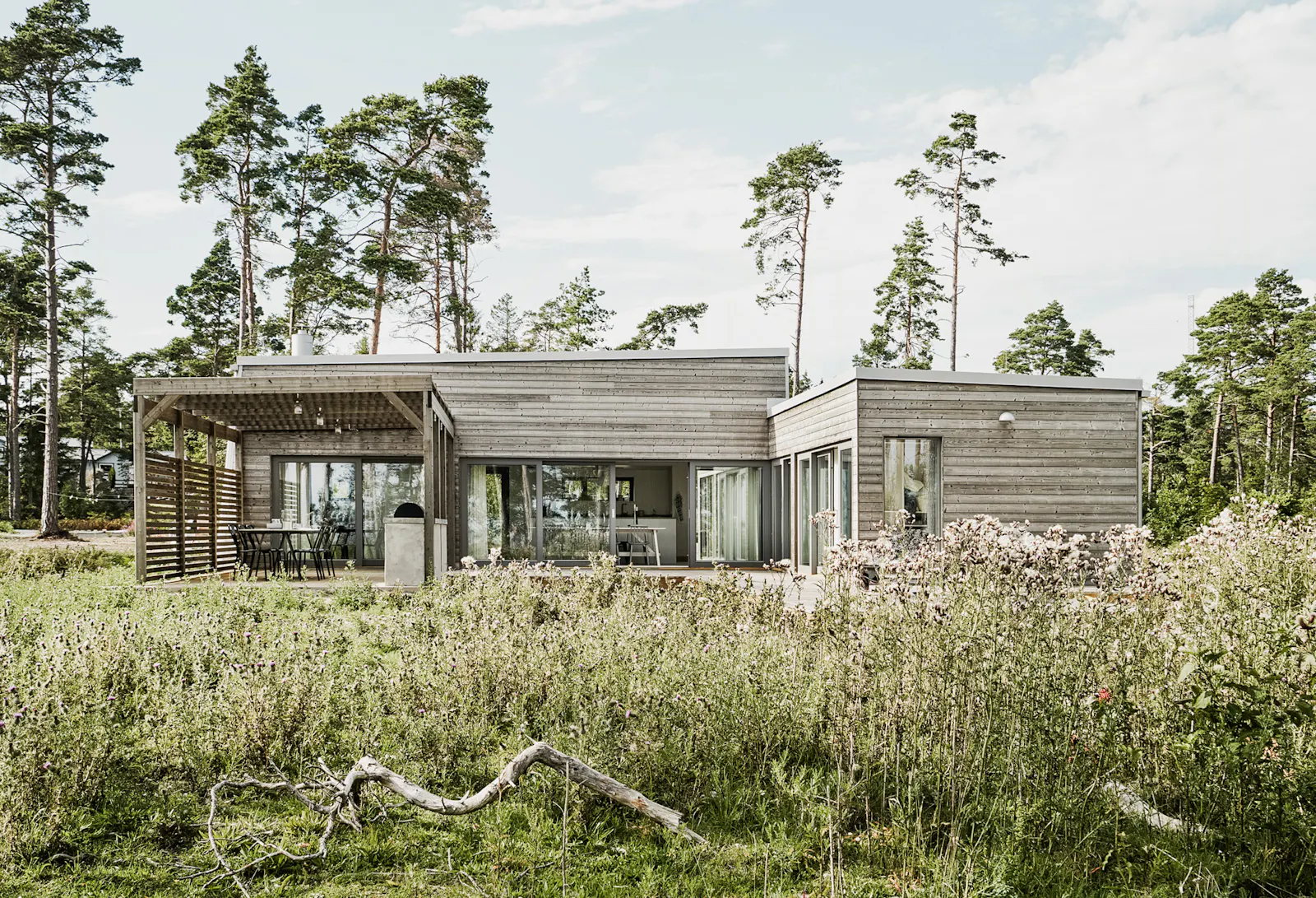 Arkitektritat hus med havsutsikt i Ljugarn – bild 2 av 24