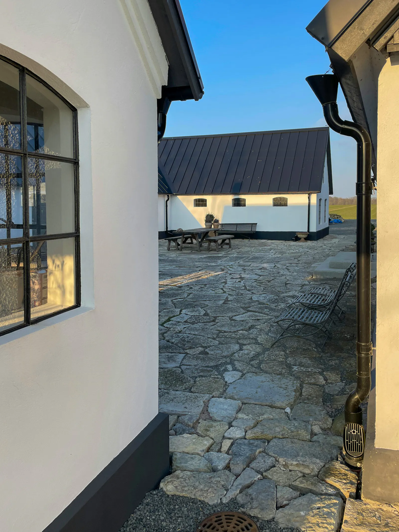 Fyrlängad gård i hjärtat av Österlen – bild 17 av 21