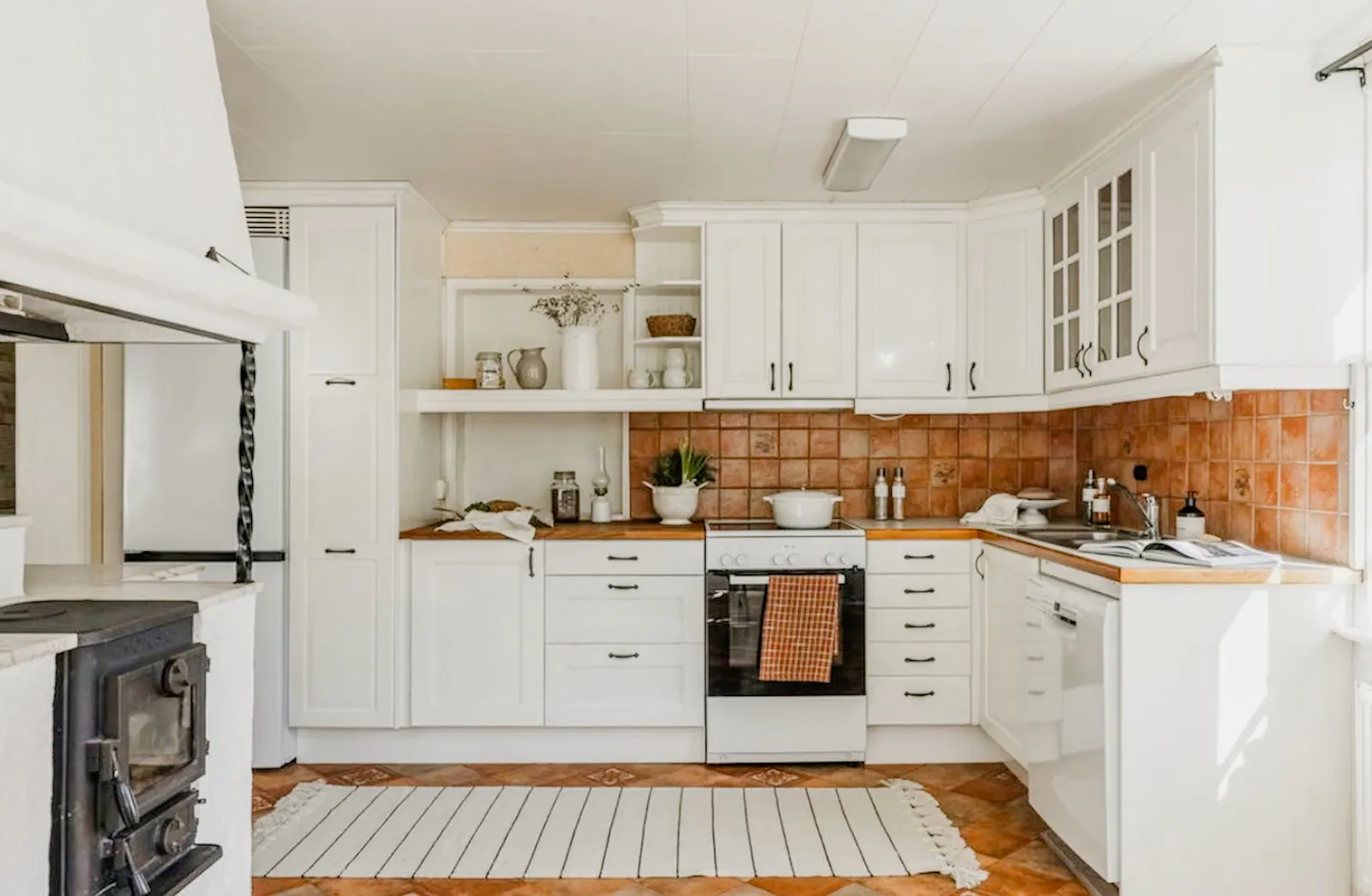 Avkopplande villa med braskamin och egen bäck – bild 5 av 24