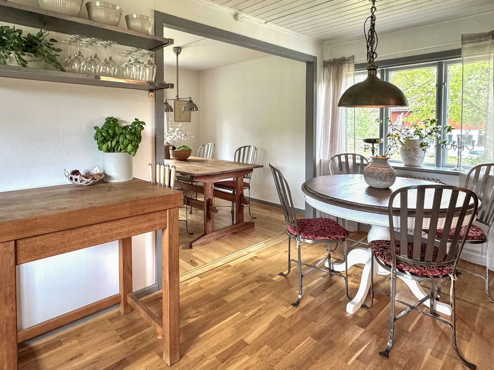 Stort hus med utsikt över skogssjö – bild 8 av 24