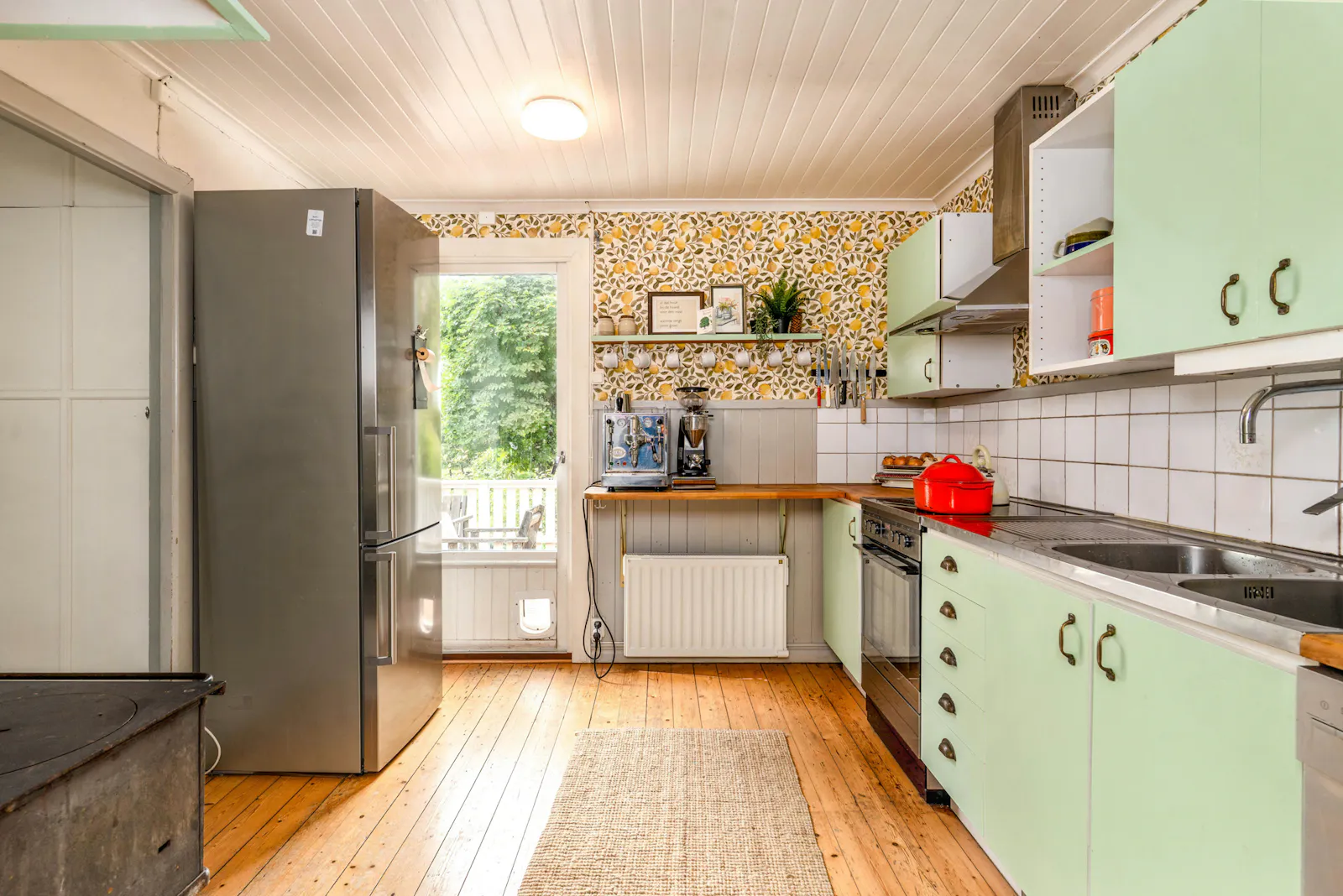 Varmt trähus med piano, rådjur och skogsstigar – bild 4 av 24