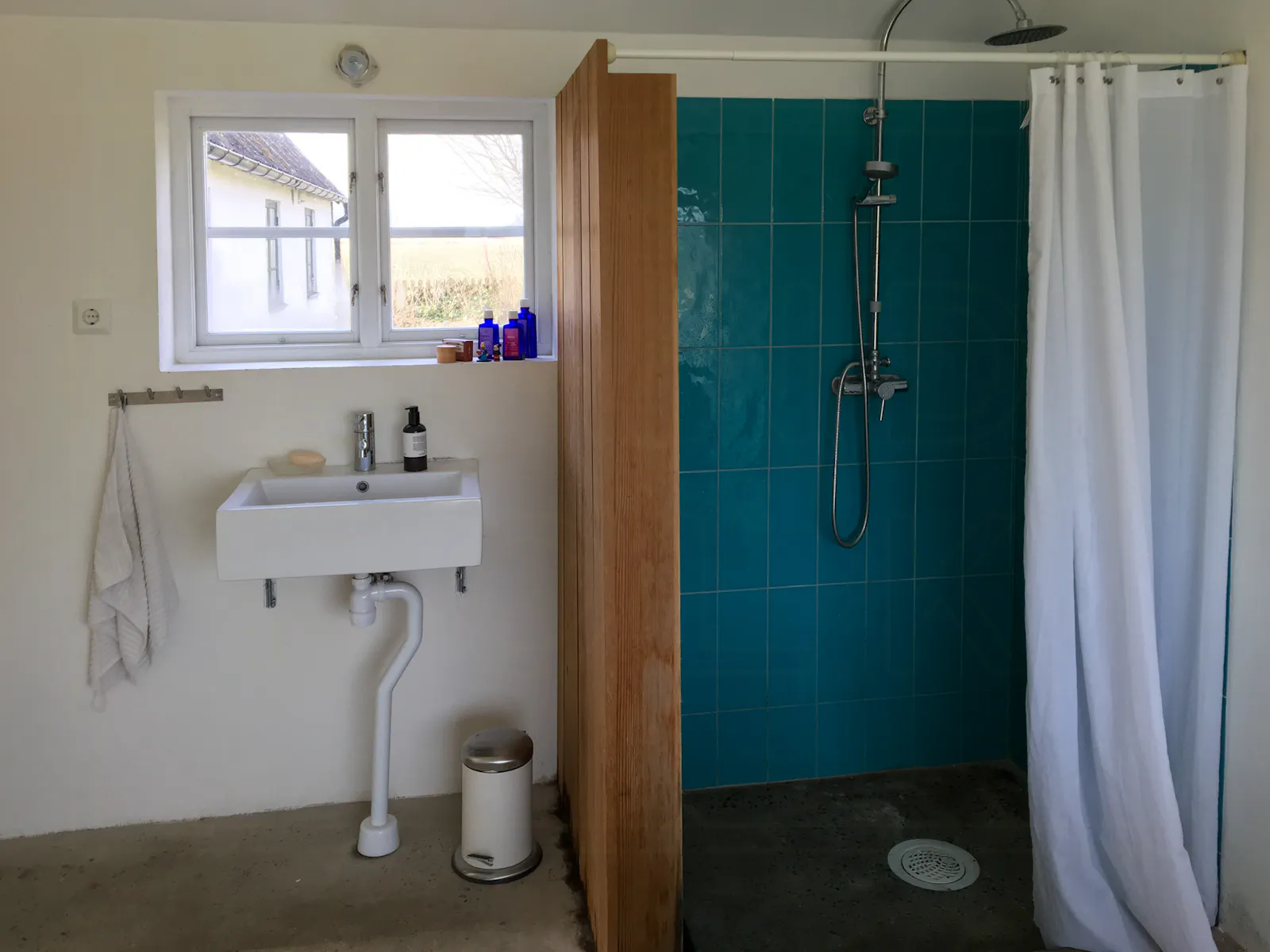 Semesterhus med växthus nära stranden i Mälarhusen – bild 18 av 24