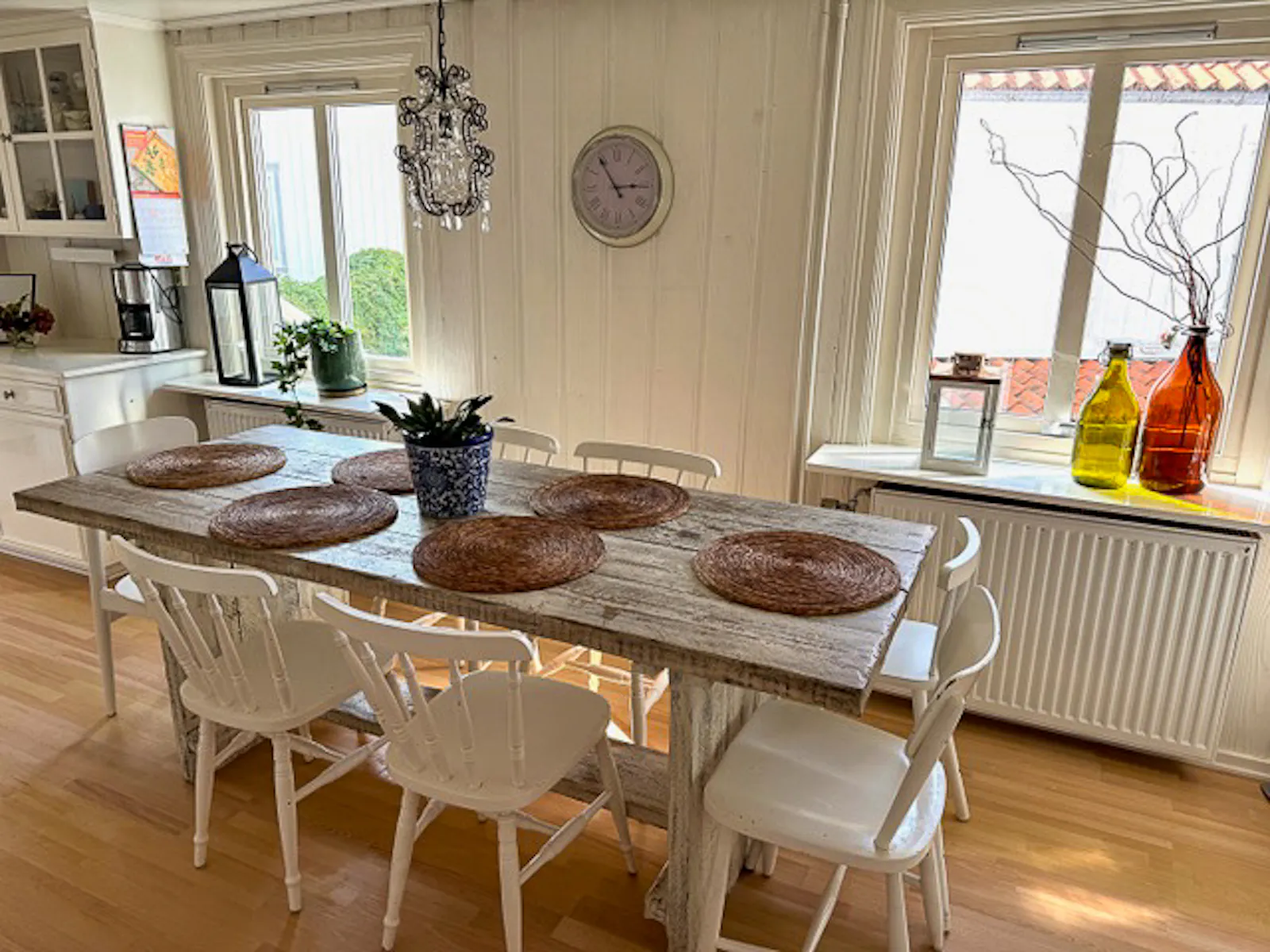 Ett vitt trähus i öns charmigaste gränd – bild 8 av 24