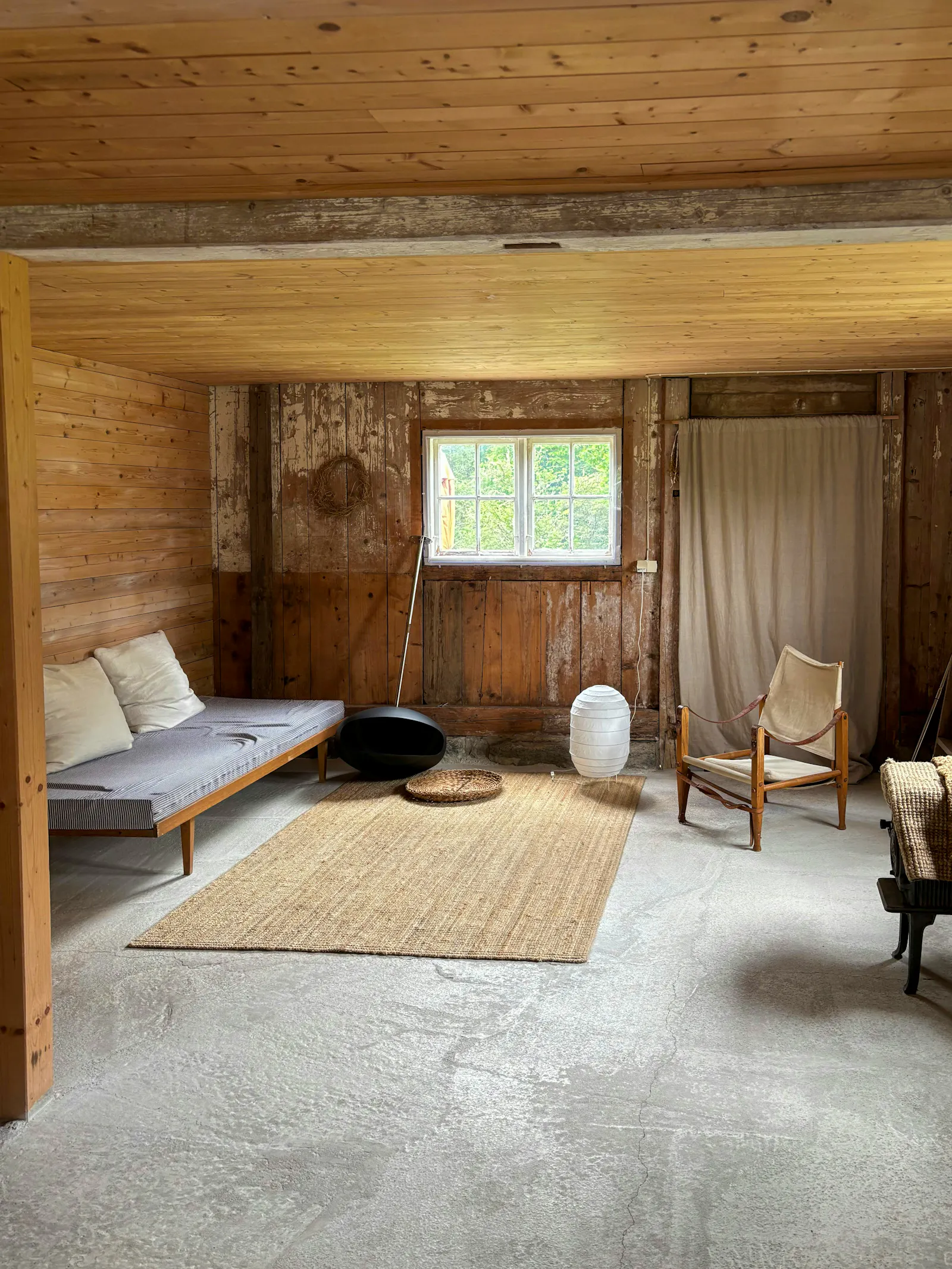 Två mysiga hus i ett naturskönt område med sjö – bild 21 av 24