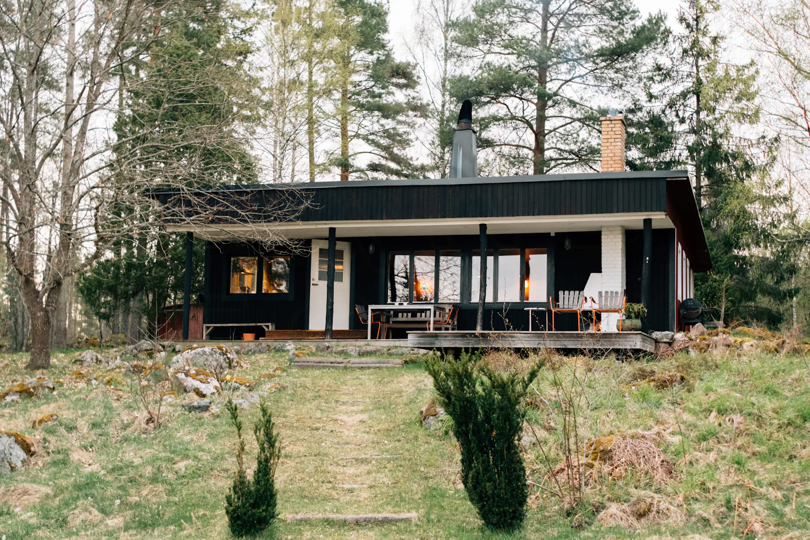 Arkitektritad stuga från 60-talet mitt i skogen – bild 3 av 24