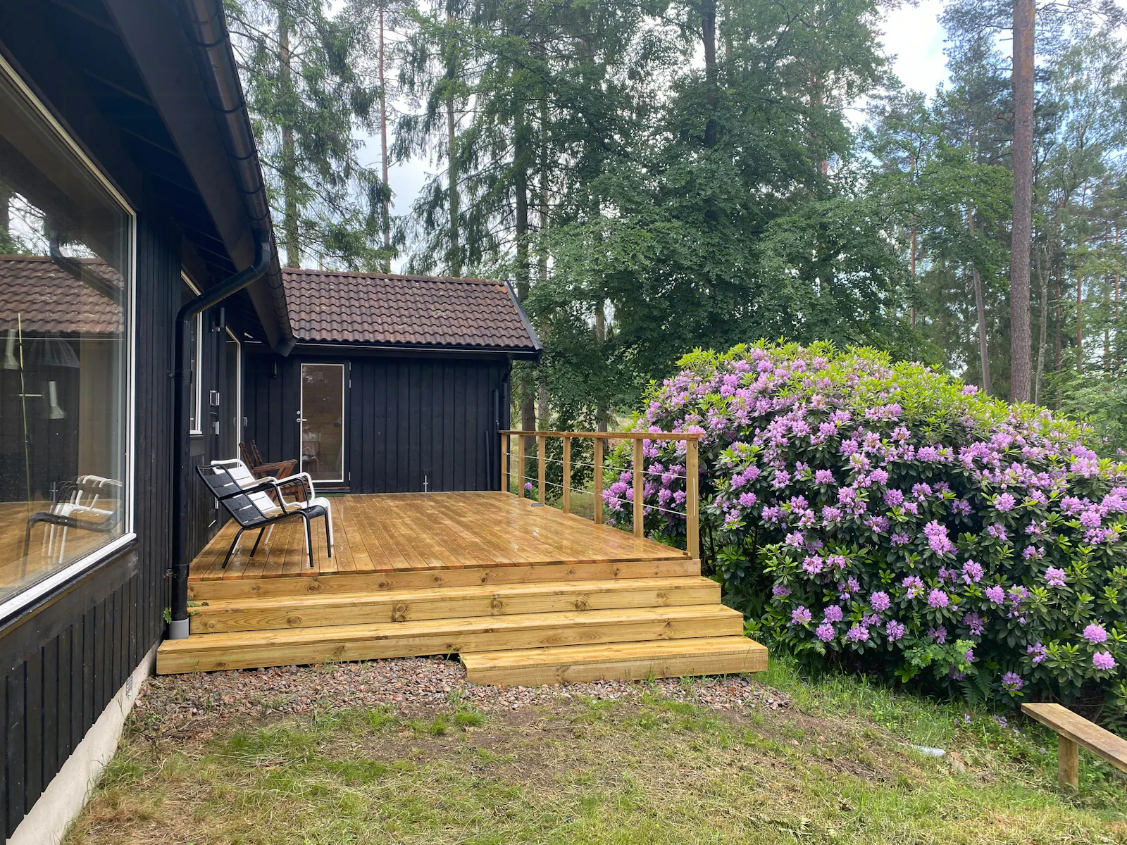 Stuga vid Simlången med utsikt över vattnet – bild 20 av 24